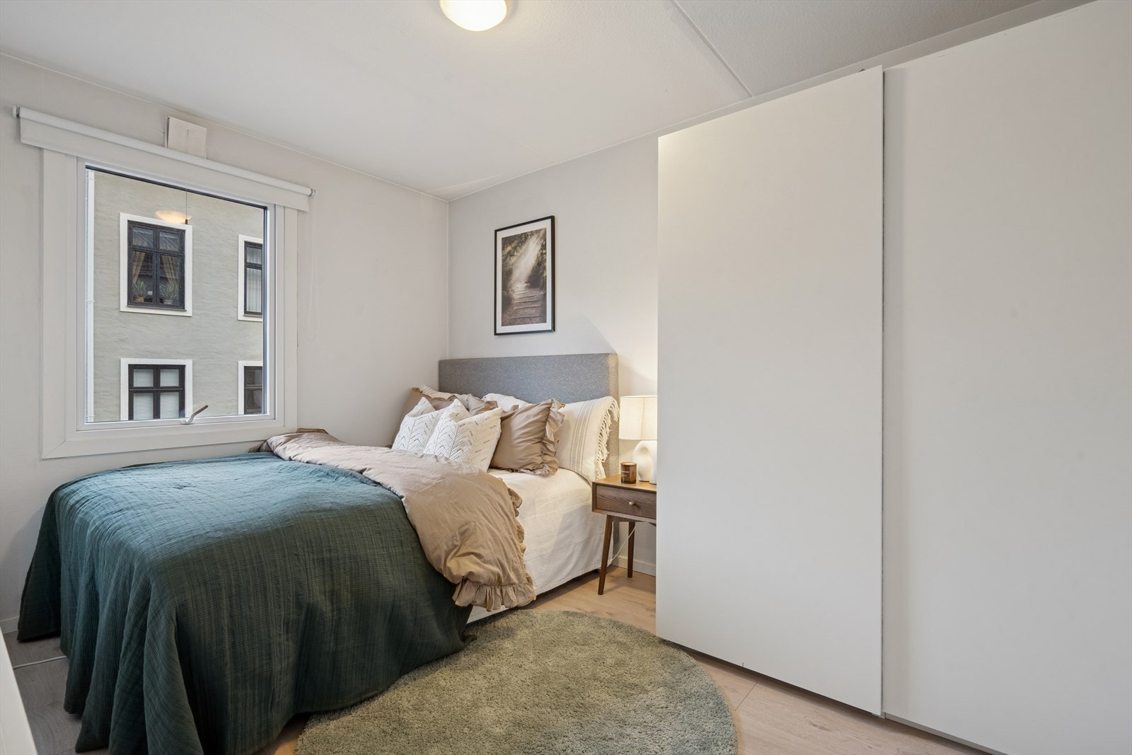 Soverommet byr på god størrelse med rikelig av plass til dobbeltseng og annet øvrig møblement. Galleribilde