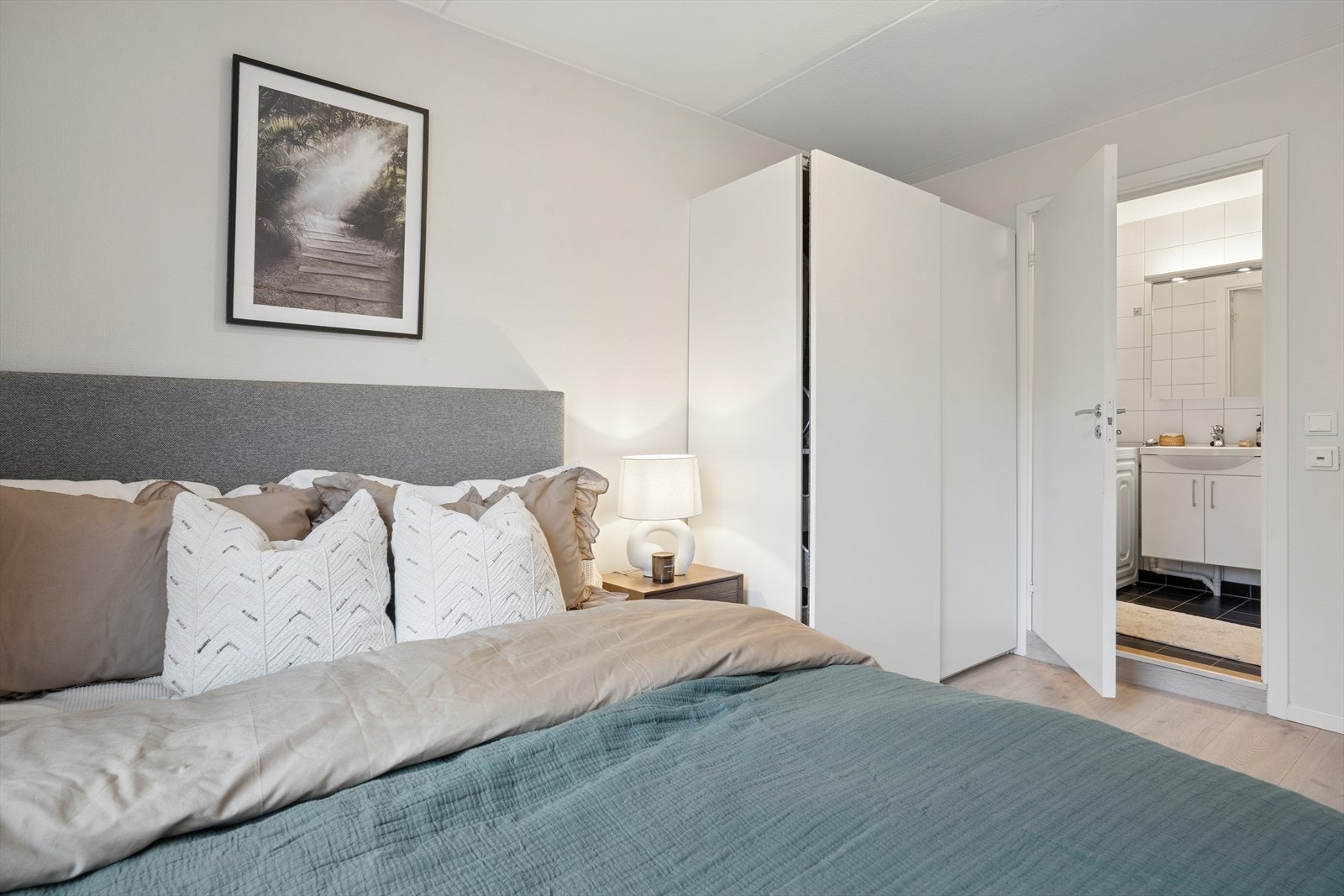 Skyvedørgarderobe for sømløs oppbevaring. Galleribilde