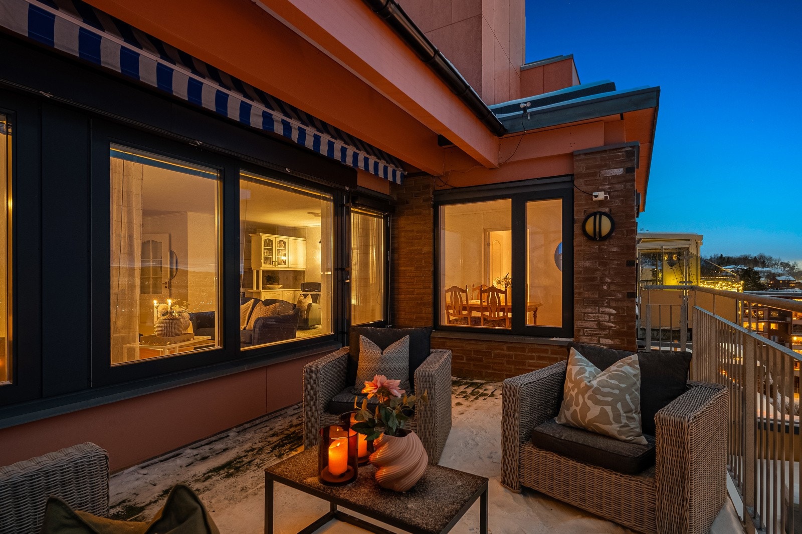 Fra stuen er det utgang til en romslig terrasse på hele 20 kvm med svært gode sol- og utsiktsforhold. Galleribilde