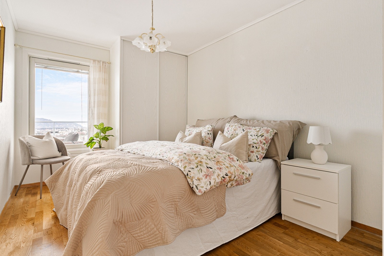 Hovedsoverommet er av romslig størrelse på 12 kvm. Galleribilde