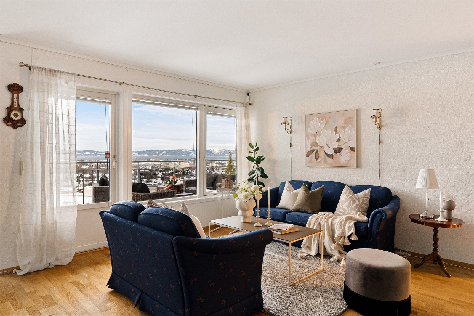 Store vindusflater som slipper inn rikelig med dagslys og forsterker romfølelsen. Galleribilde