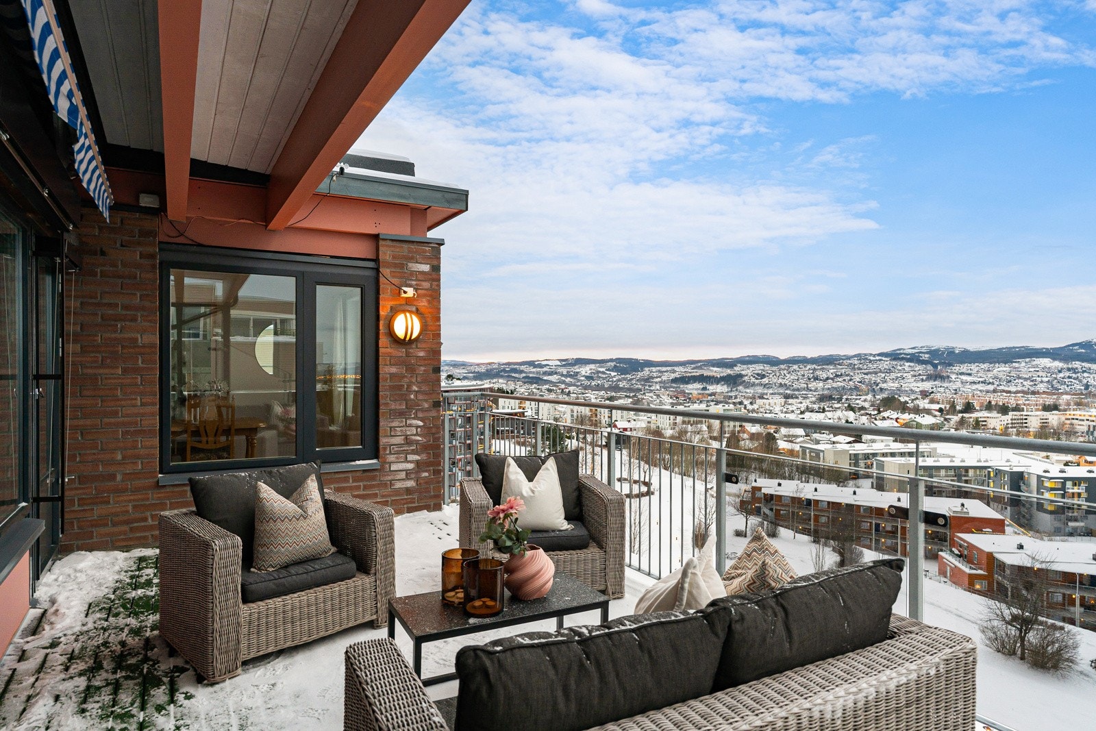 Uteplassen kan skilte med ypperlige solforhold og orkesterplass til vakre solnedganger. Galleribilde