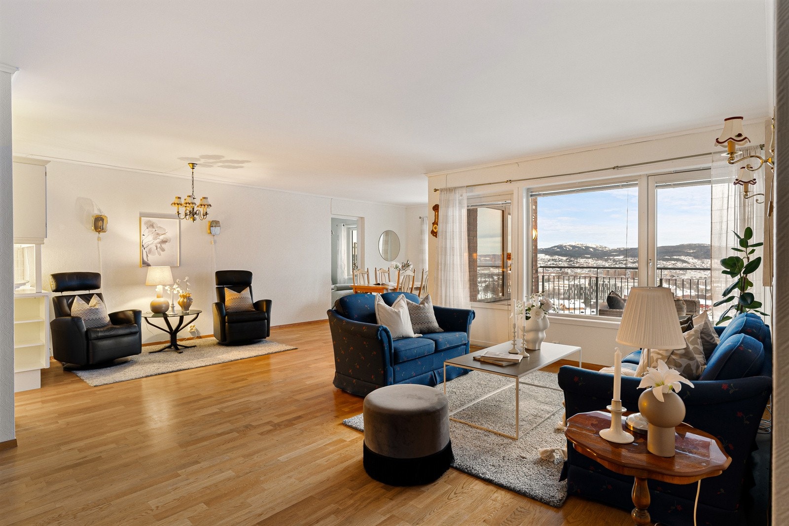 Romslig stue- og kjøkkenareal på hele 51,5 kvm. Galleribilde