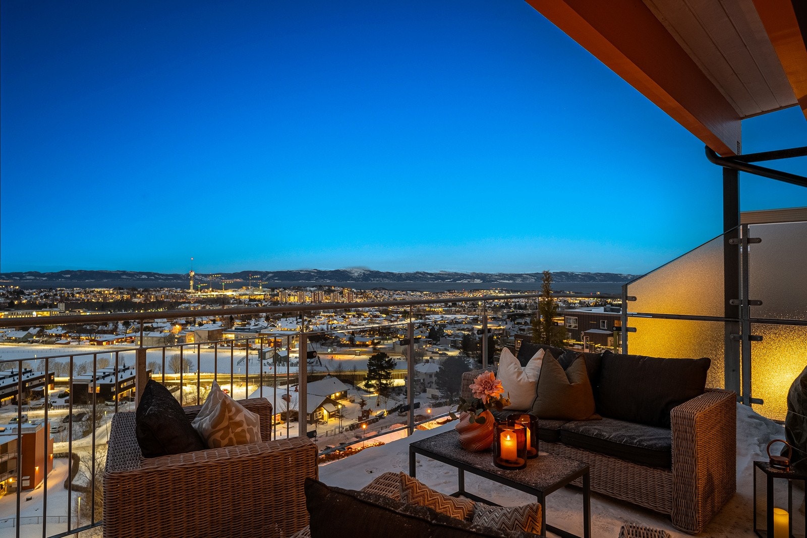 I 10. etasje i Bergheimsvegen 30 finner du denne lyse og romslige 3-roms leiligheten med vidstrakt utsikt, vestvendt beliggenhet og fremragende solforhold. Galleribilde