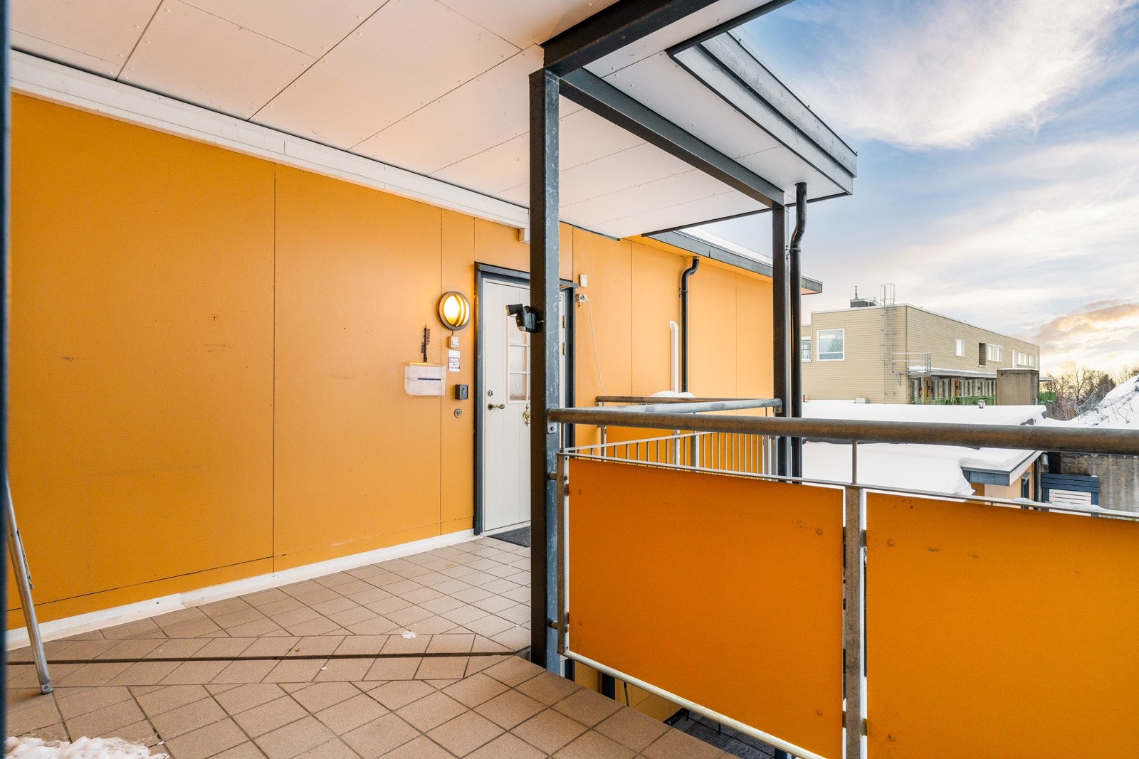 Ved inngangspartiet har man en overbygd svalgang som benyttes av denne leiligheten. Galleribilde