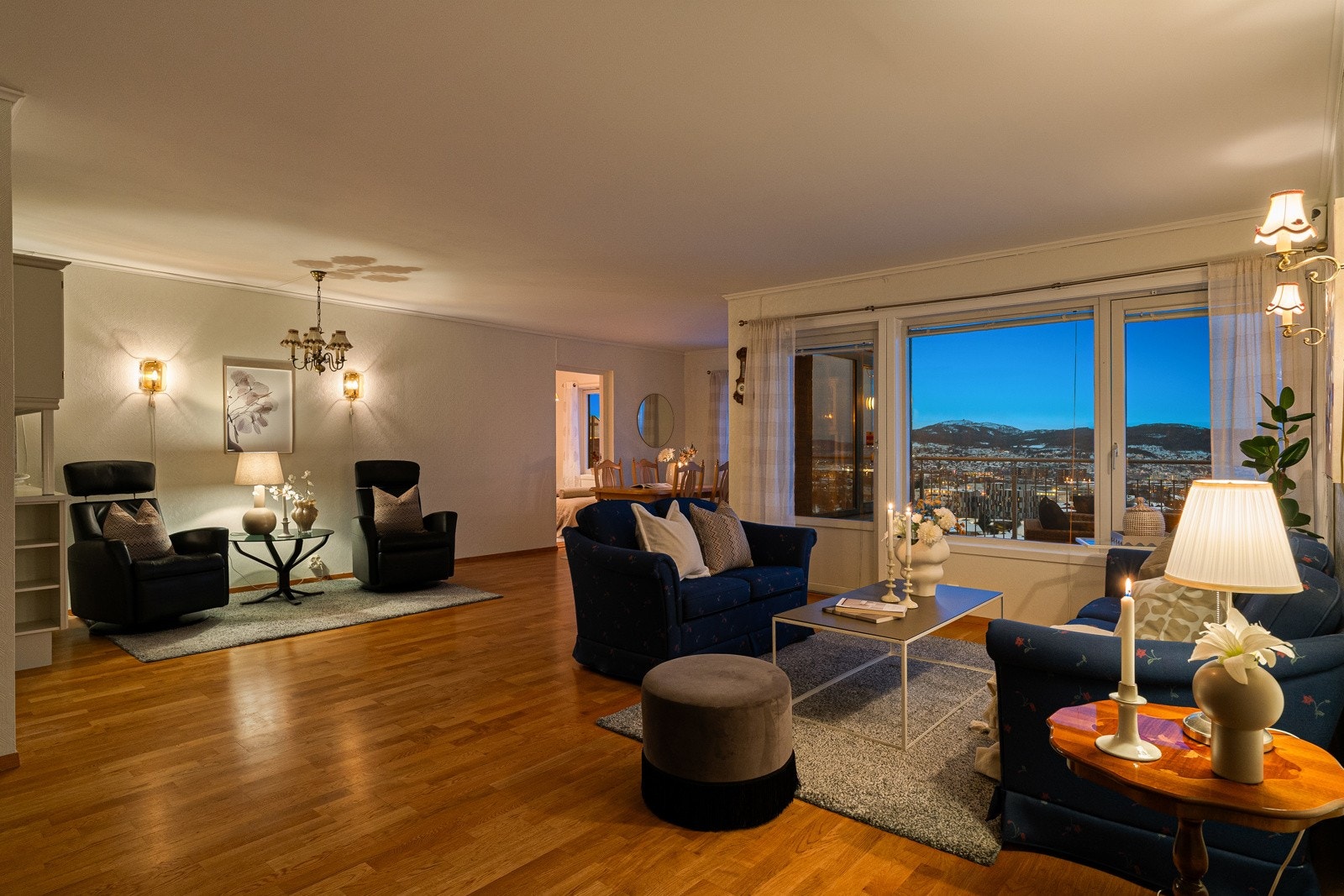 Planløsningen er både praktisk og gjennomtenkt, med en åpen løsning som skaper naturlige soner for både sofagruppe og spisestue. Galleribilde