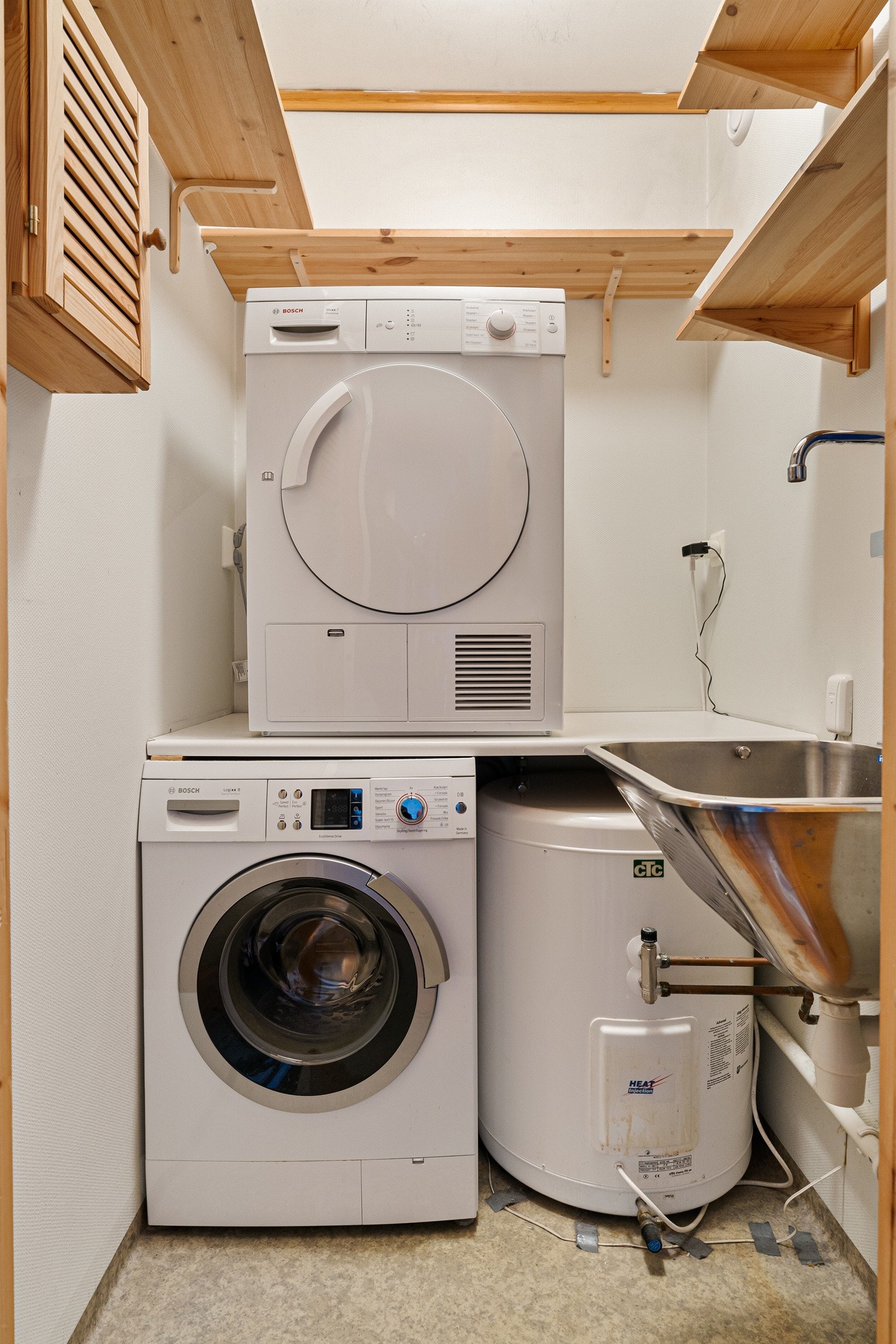 Vaskerommet ligger vegg i vegg med badet. Vaskerommet er utstyrt med opplegg for vaskemaskin/tørketrommel, praktiske hyller samt varmtvannsbereder. Galleribilde