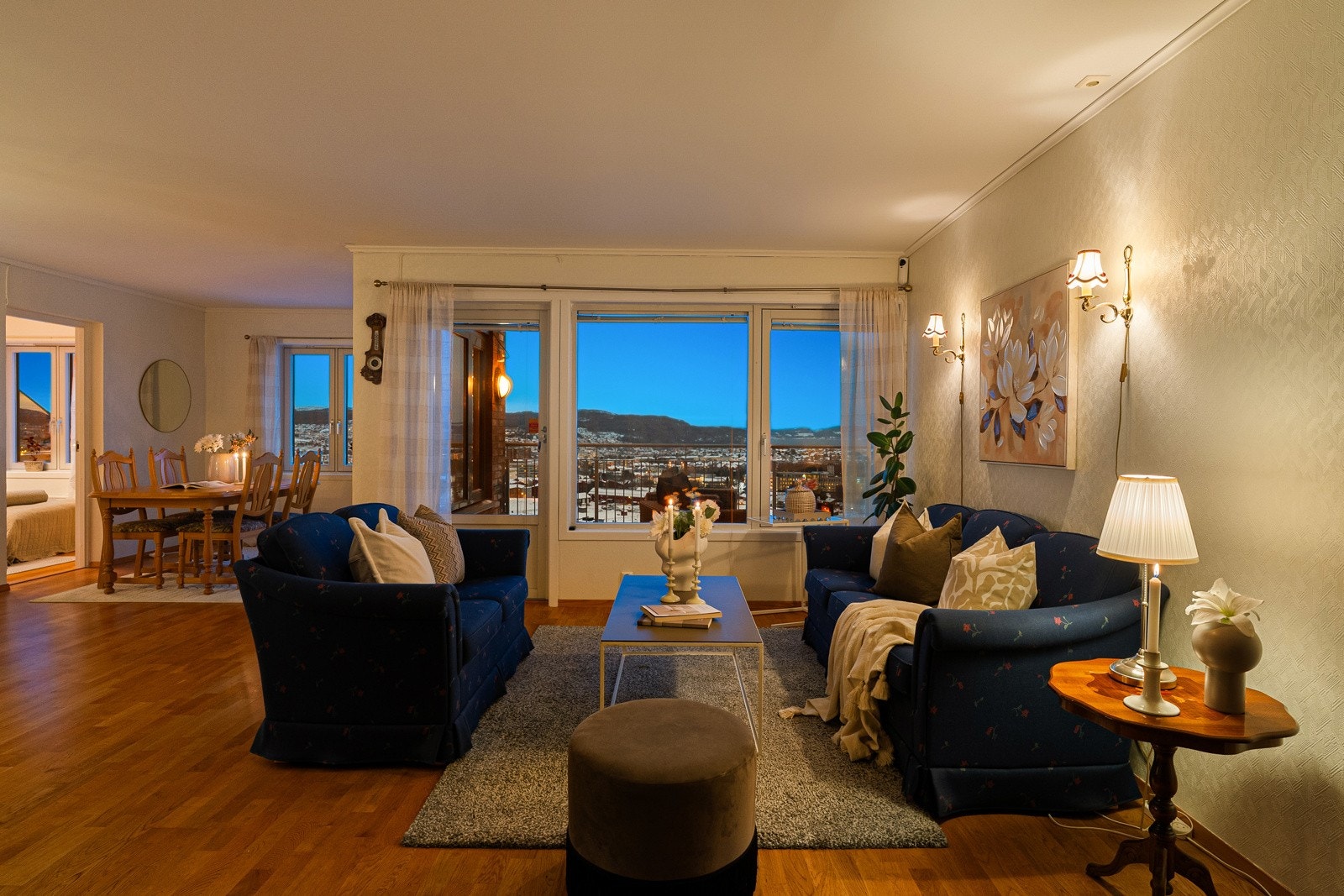 Hverdagskomforten forsterkes ytterligere med heis helt til etasjen, samt egen parkeringsplass i felles garasjeanlegg. Galleribilde