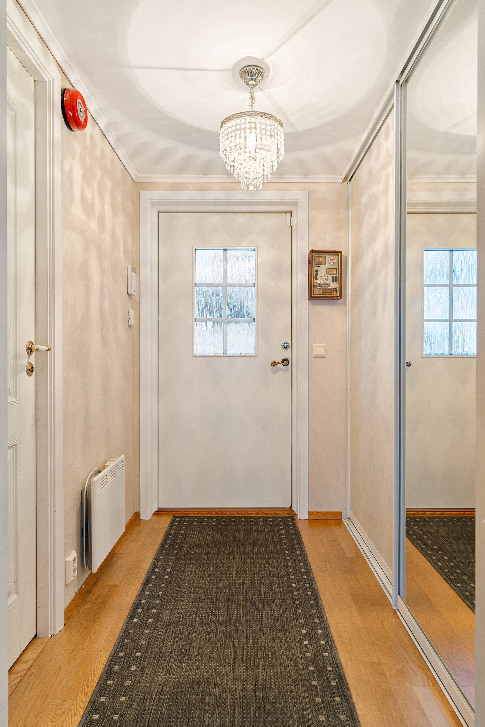 Entréen er av god størrelse, med god plass til å henge fra seg ytterbekledning og sette fra seg skotøy. Entréen er utstyrt med en romslig skyvedørsgarderobe. Herfra har man adkomst til en praktisk bod på 3,5 kvm. Galleribilde