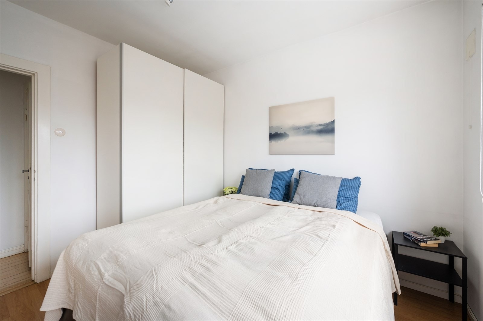 Ellers er det god plass til en skyvedørsgarderobe som gir rikelig med oppbevaring. Galleribilde