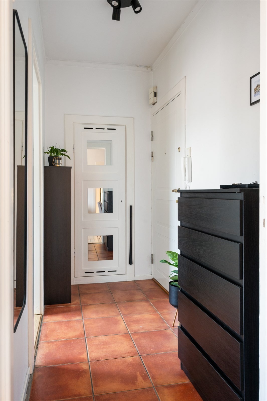 Romslig entré med god plass til oppheng av ytterklær og plassering av sko, samt mulighet for skoskap eller kommode. Direkte adkomst til intern bod gir ekstra oppbevaringsplass. Galleribilde