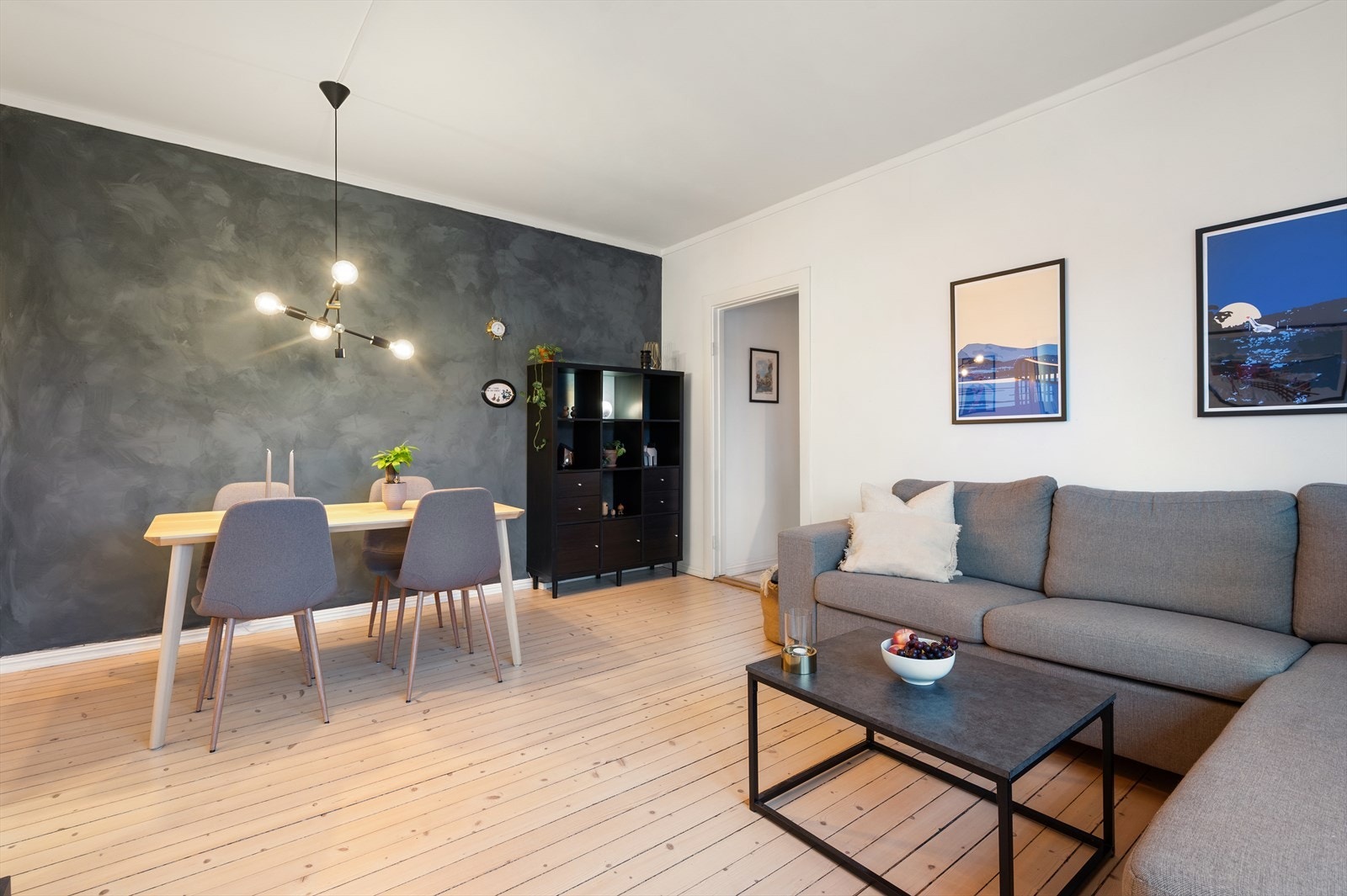 Stuen oppleves romslig med gode møbleringsmuligheter. Galleribilde