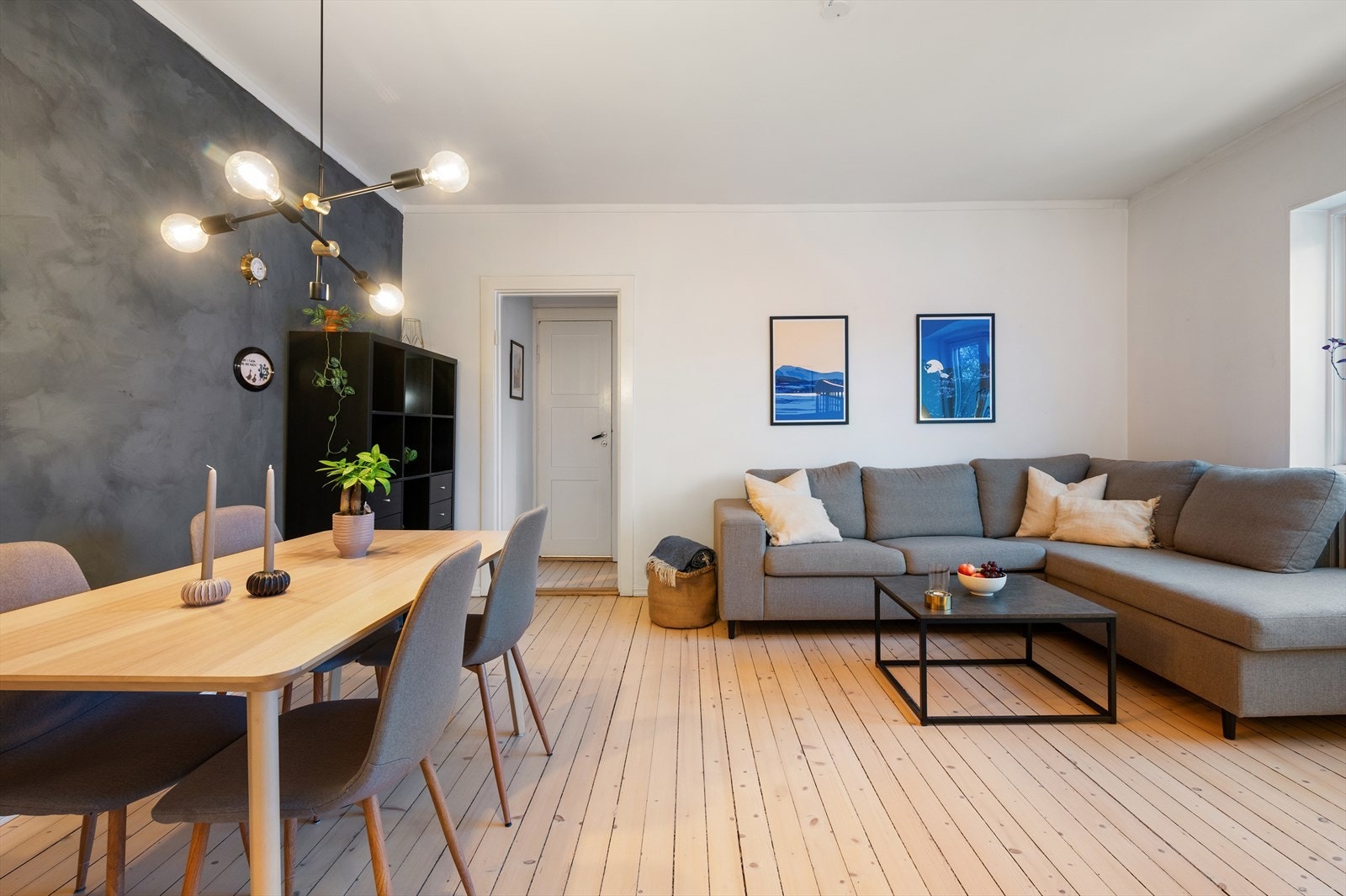 Ellers god plass til sofaseksjon med tilhørende møbler. Galleribilde