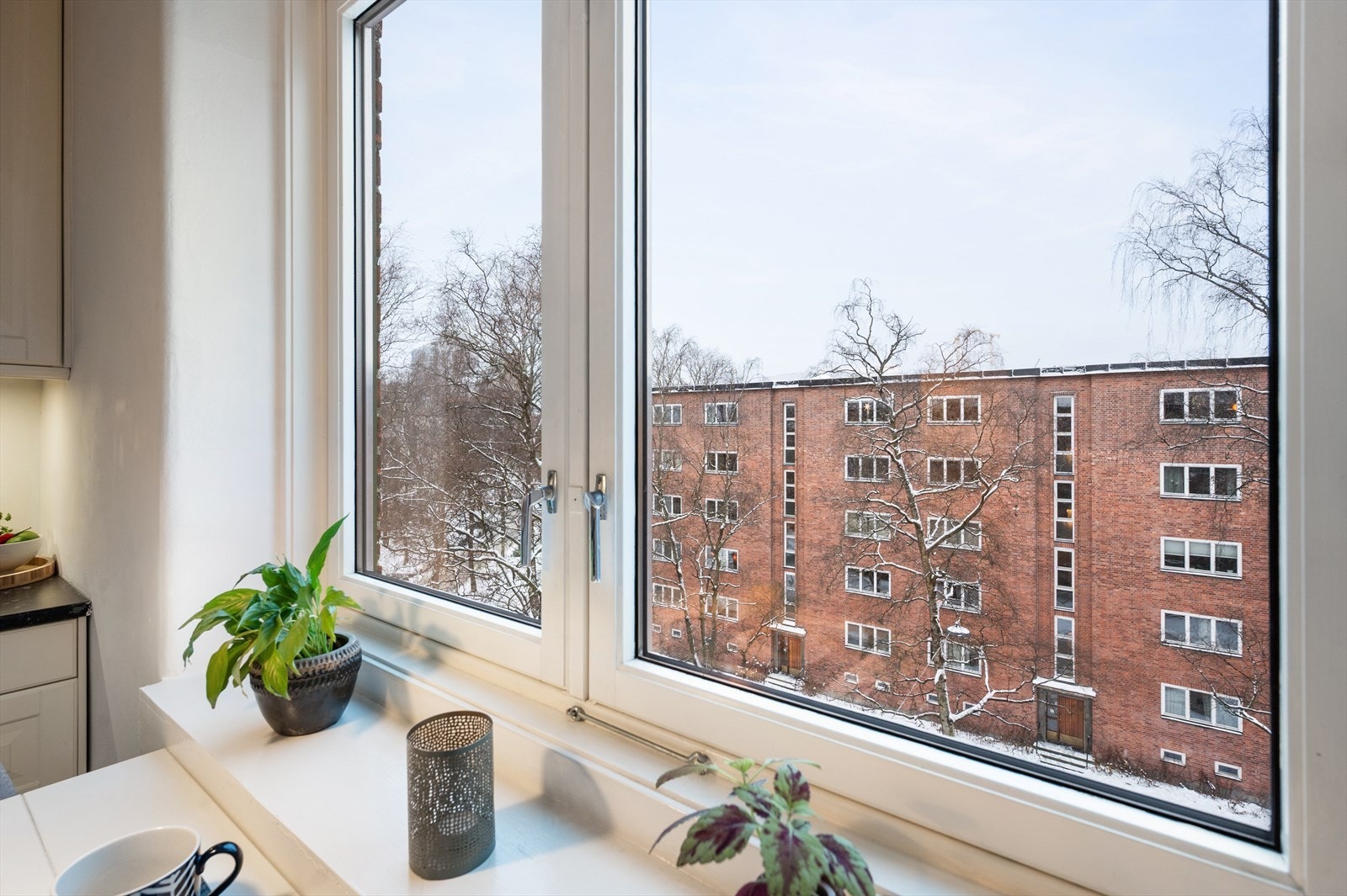 I likhet med stuen har også kjøkkenet en koselig utsikt. Galleribilde