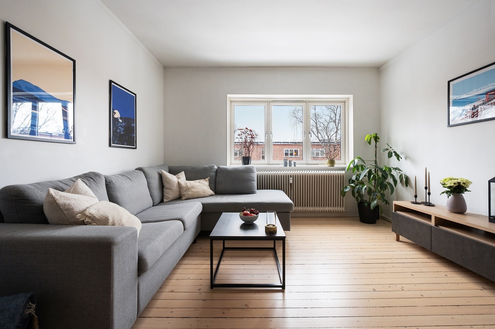 Her får du til en lys og romslig 2-roms toppleilighet, med en sentral, men likevel tilbaketrukket beliggenhet på Sinsen / Rosenhoff. Galleribilde