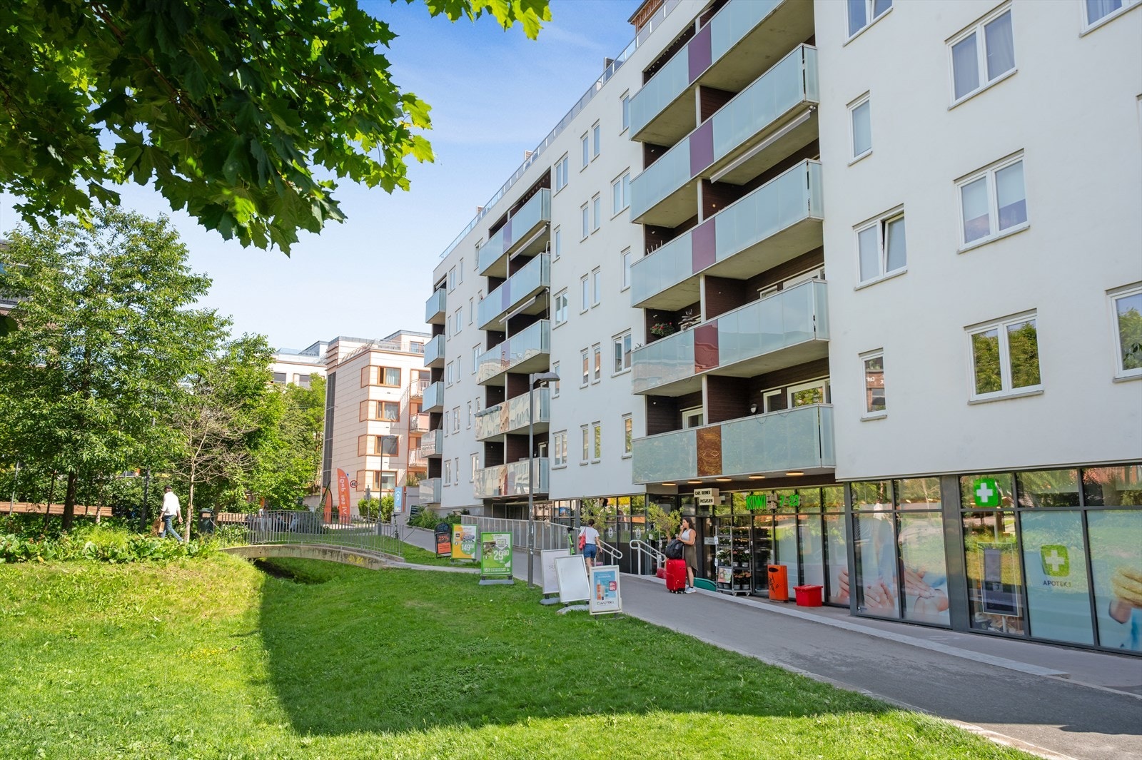 Carl Berner Passasjen med bl.a. matvareforretning, Vinmonopol, frisør, blomsterbutikk, apotek m.m. Galleribilde