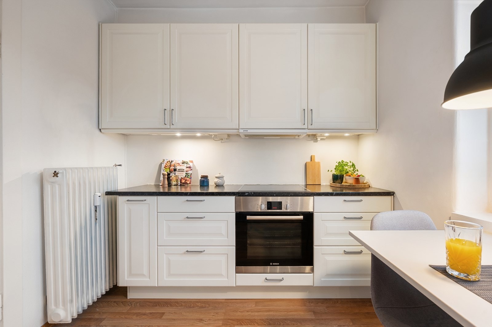 Det er montert lys under overskap, og det er installert ventilator med kullfilter. Galleribilde