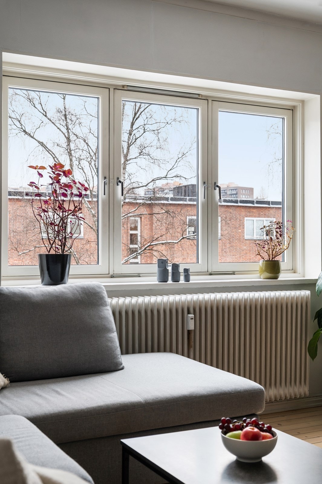 Leiligheten har svært store vinduer som gir godt med naturlig lysinnslipp. Galleribilde