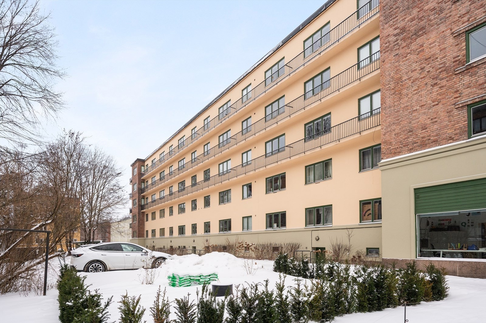 Sameiet har 13 parkeringsplasser som leies ut etter venteliste, styret administrerer denne. Galleribilde