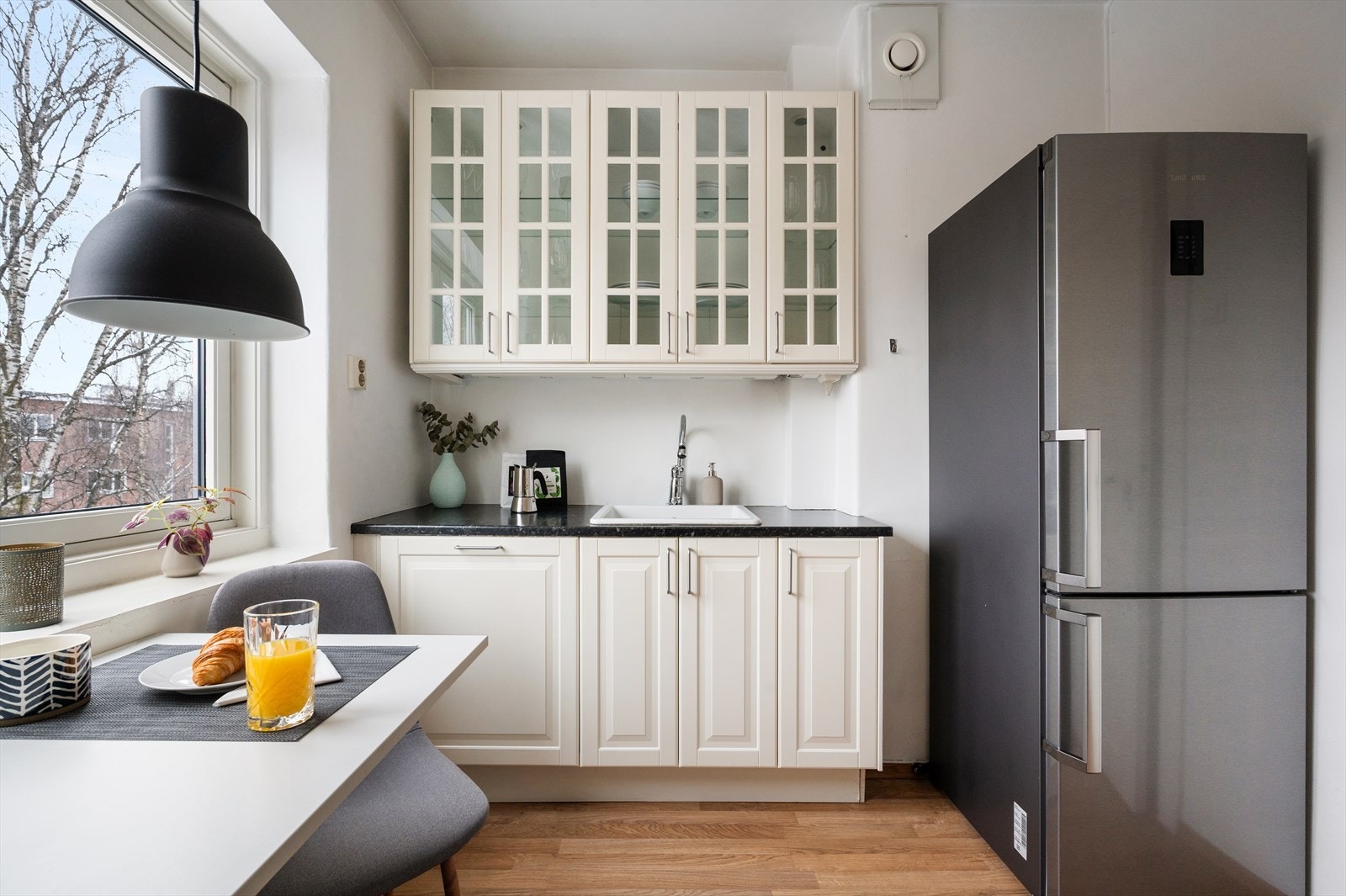 Her er godt med både skap- og benkeplass. Kjøkkenet er utstyrt med integrert oppvaskmaskin, ovn og induksjonstopp. Galleribilde