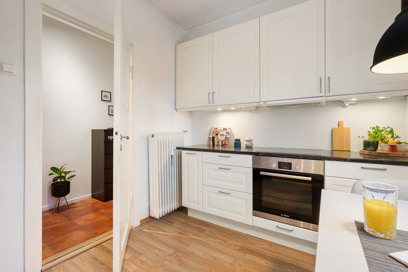 Praktisk med dør inn til kjøkkenet som kan holde matosen borte fra resterende rom. Galleribilde