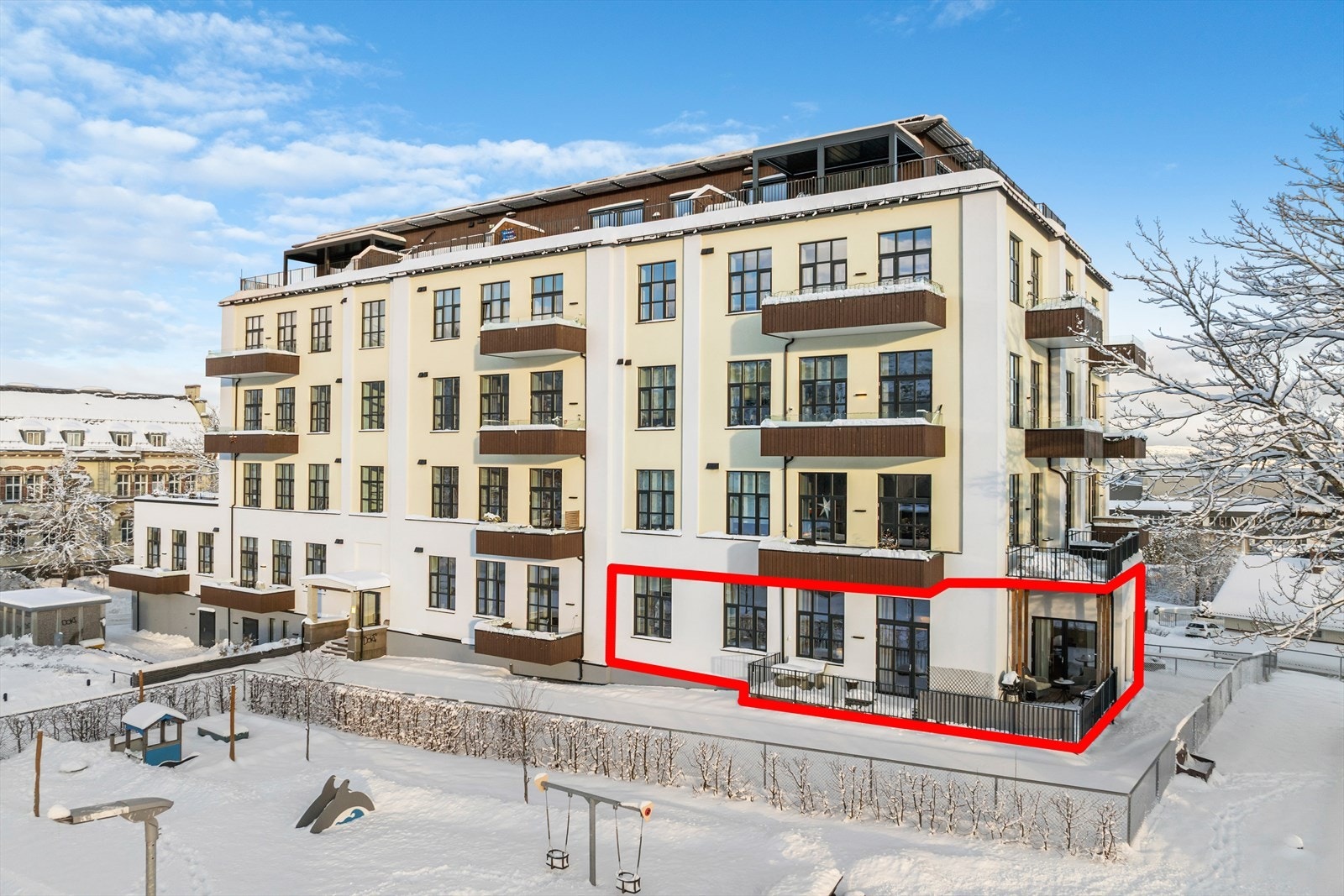 Leiligheten har en attraktiv plassering i 2. etasje med vestvendt terrasse på 29m². Leiligheten har gode solforhold og fin kveldssol. Galleribilde