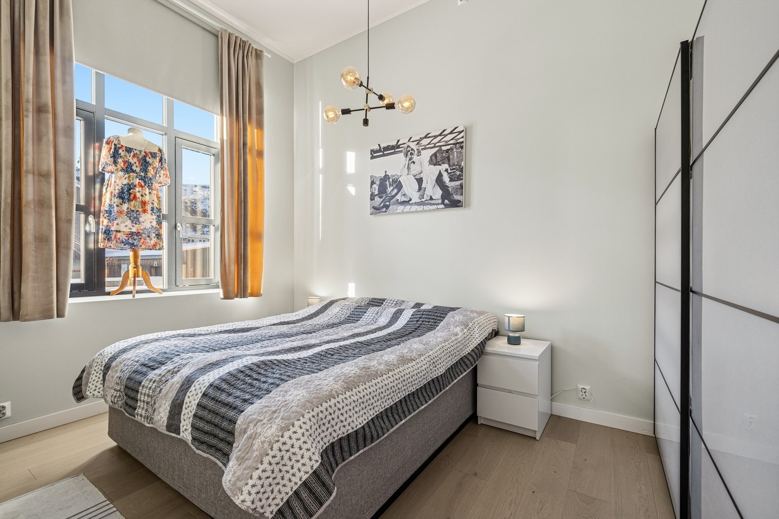 Leiligheten har to luftige og store soverom som har god plass til seng med tilhørende nattbord og ønskede garderobeløsninger. Galleribilde