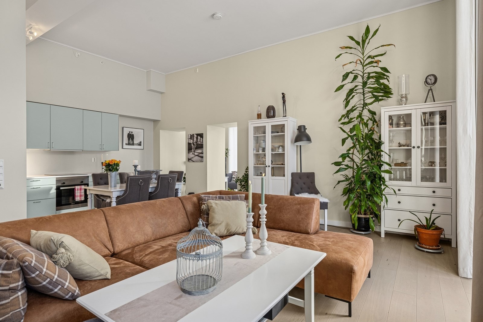 Stuen har flotte detaljer som parkettgulv med varme, godt med stikkontakter og fint gjennomlys. Galleribilde