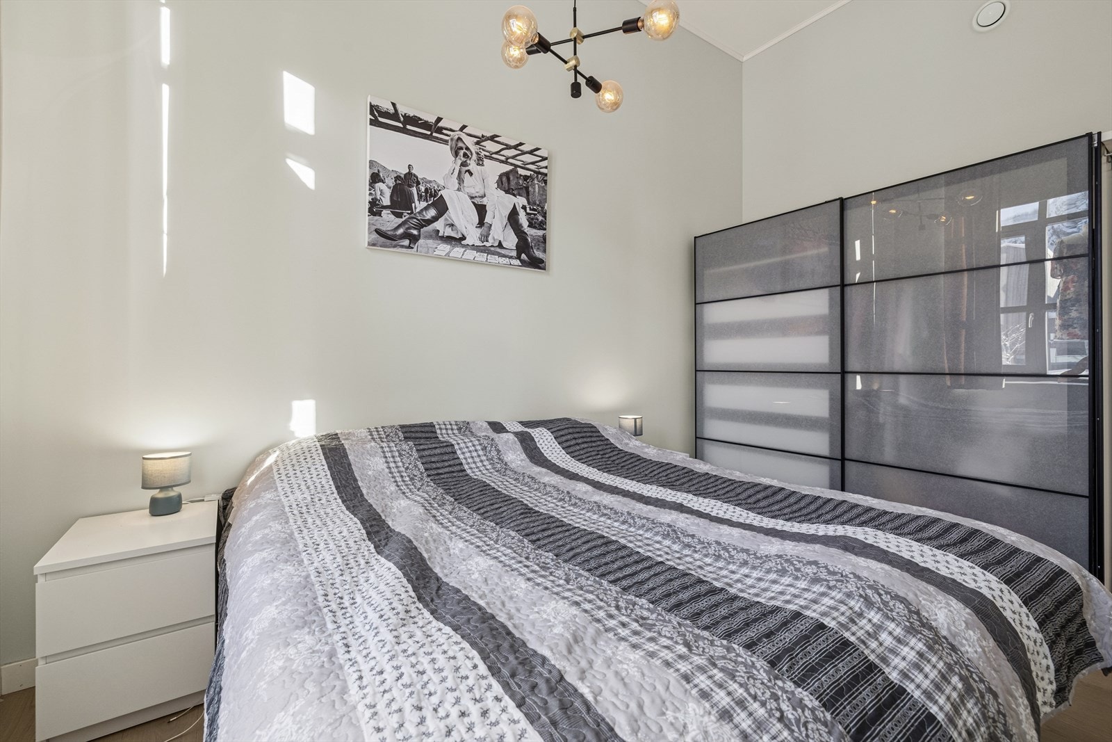 Det er per i dag montert en stor skyvedørsgarderobe på hovedsoverommet. Galleribilde