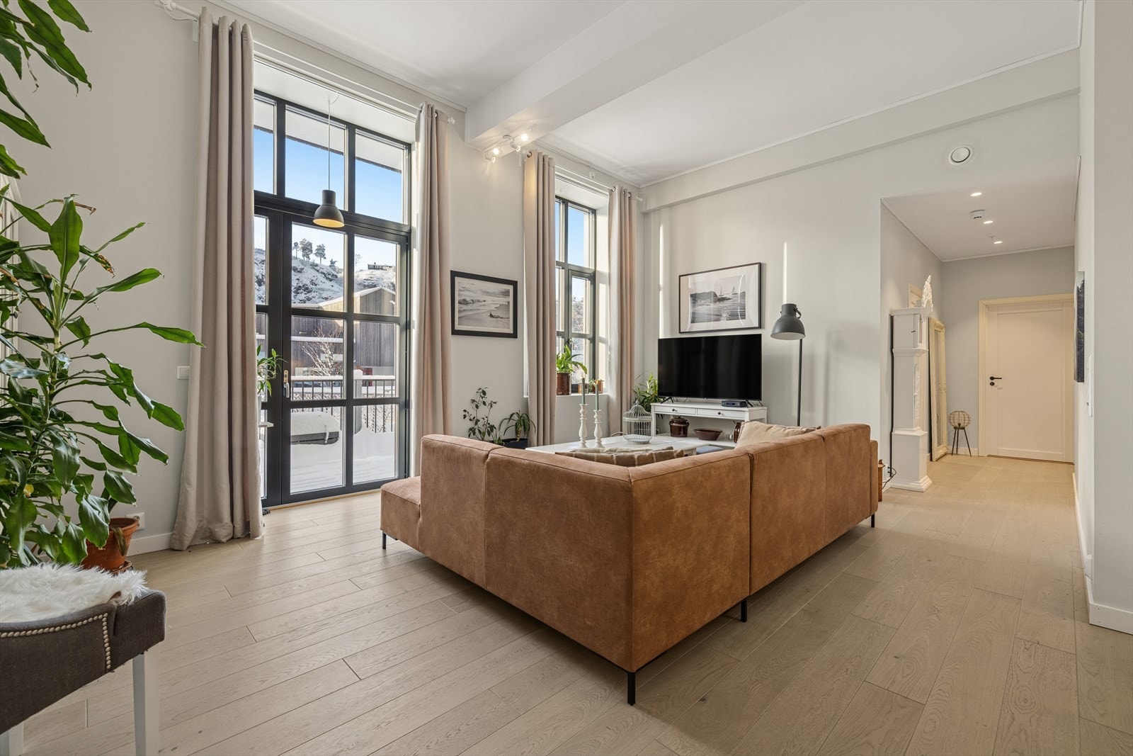 Velkommen til en meget innbydende 3-roms på Gausetangen, meget sentralt i Holmestrand. Galleribilde