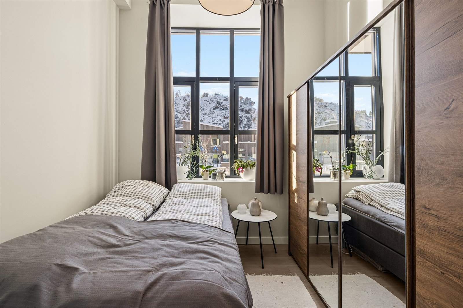 Det øvrige soverommet har på bakgrunn av sin fine størrelse et allsidig brukspotensiale med mange muligheter. Her kan en blant annet innrede som kontor, gjesterom, barnerom og TV-stue. Galleribilde