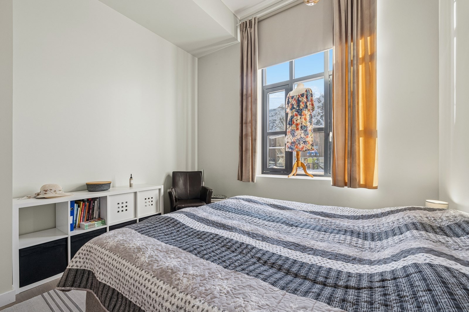 Hovedsoverommet har en særdeles lekker gjennomførelse med gjennomtenkte farge- og materialvalg. Galleribilde