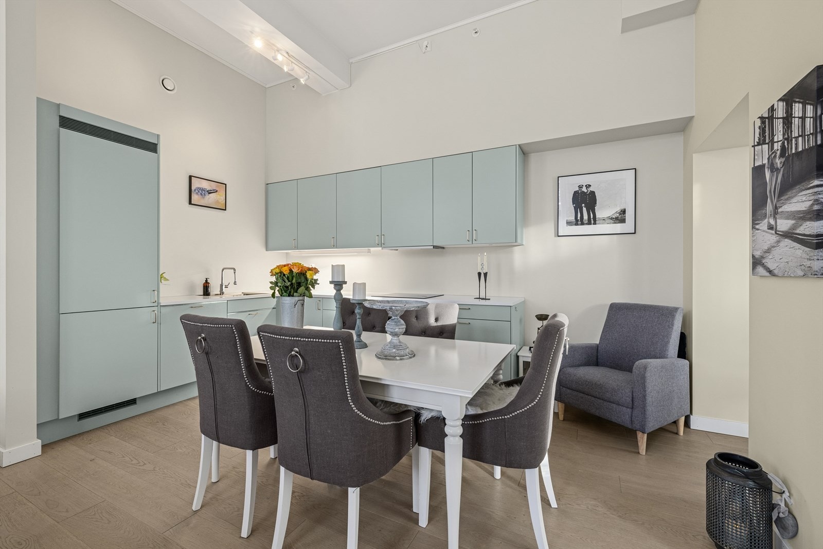 Det er en pen gjennomførelse med gipsvegger som er malt i lyse og behagelige farger. Galleribilde