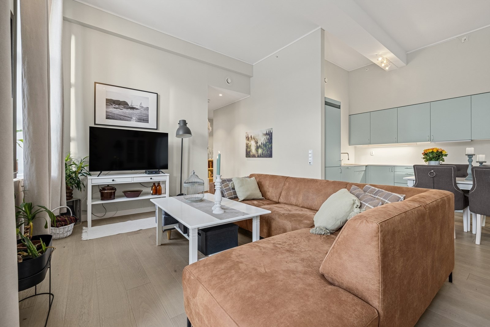 Leiligheten har særdeles godt med vinduer med sin attraktive plassering på enden og hjørnet av bygget. Galleribilde