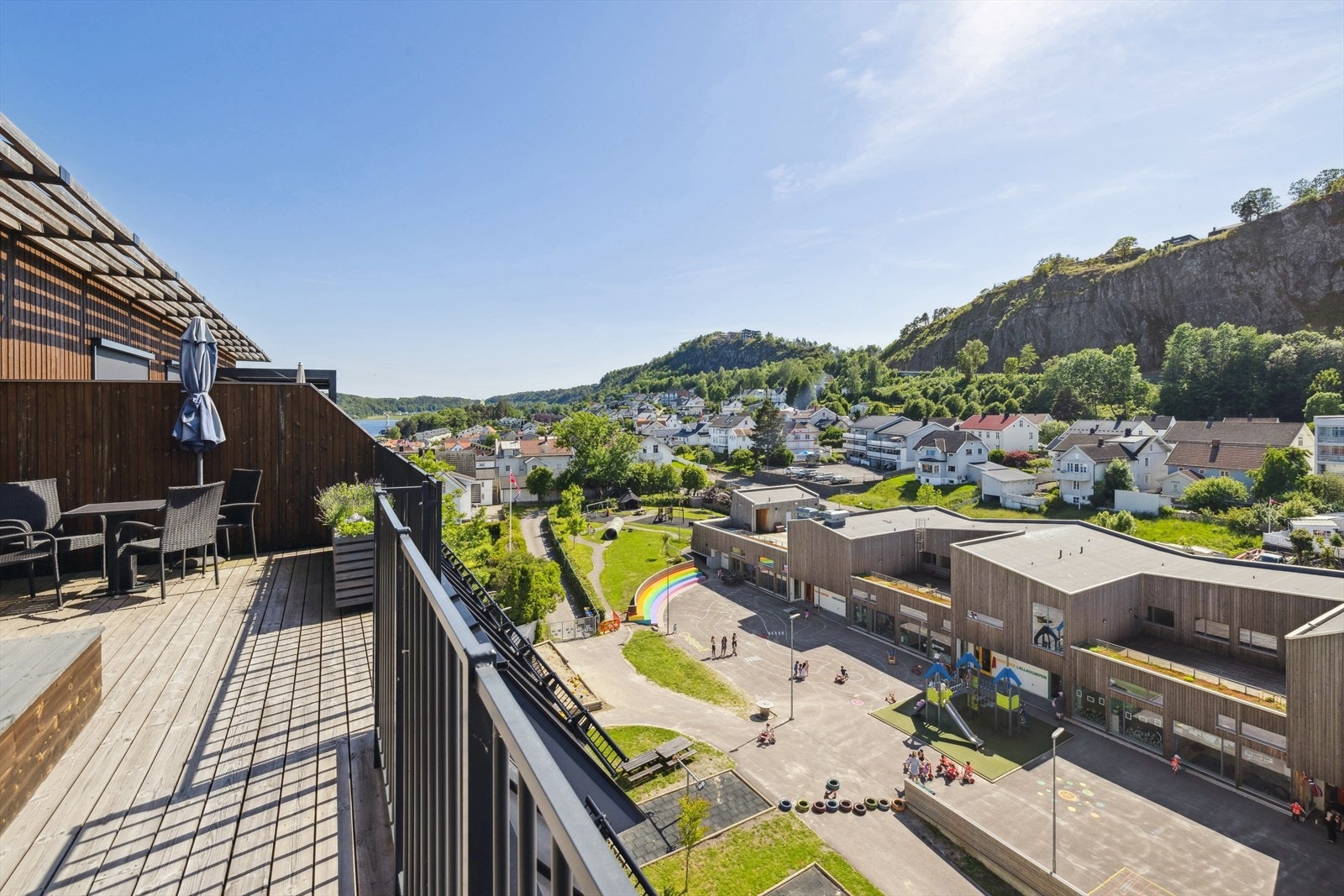 På den andre siden av toppetasjen finner en øvrig takterrasse med soltribune med særdeles gode solforhold og fin kveldssol. Galleribilde