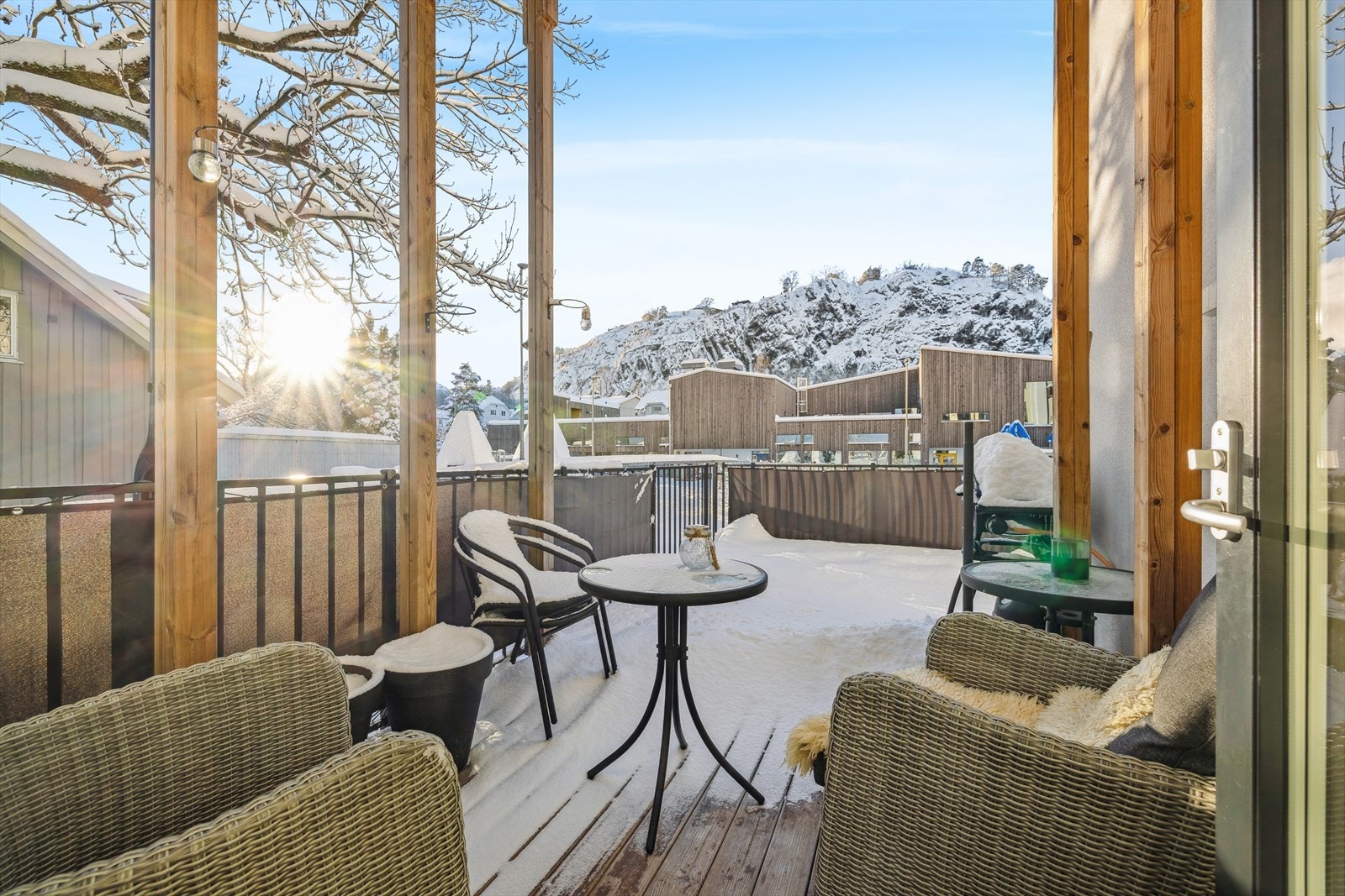 Fra rommet er det videre utgang til en stor vestvendt terrasse på 29m². Terrassen har gode solforhold med kveldssol, en overbygget sone, samt fin plass til utemøbler som blant annet utebord, lounge og grill. Galleribilde