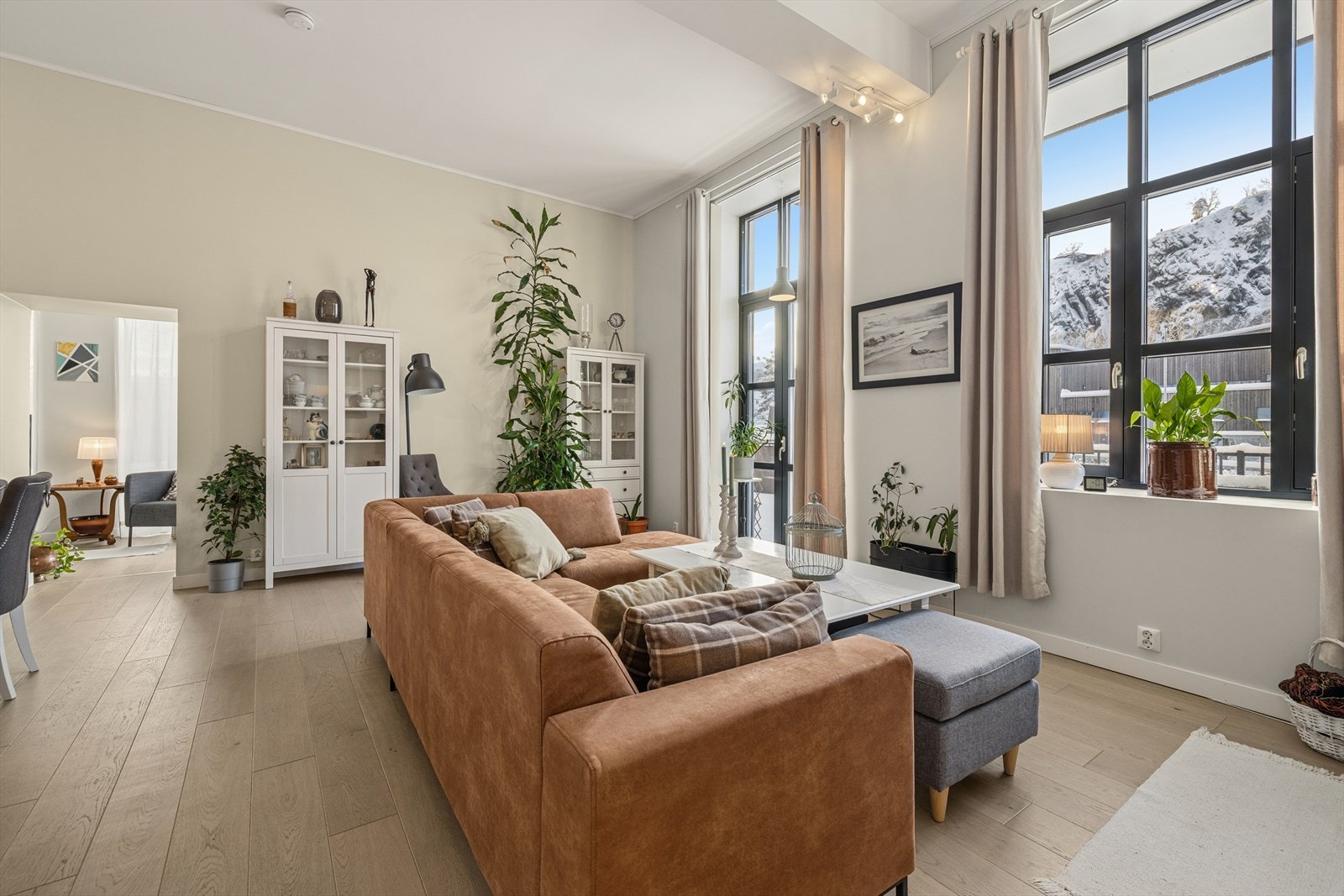 Romslig, innbydende og åpen stue med mange møbleringsmuligheter og luftig og stor takhøyde. Galleribilde