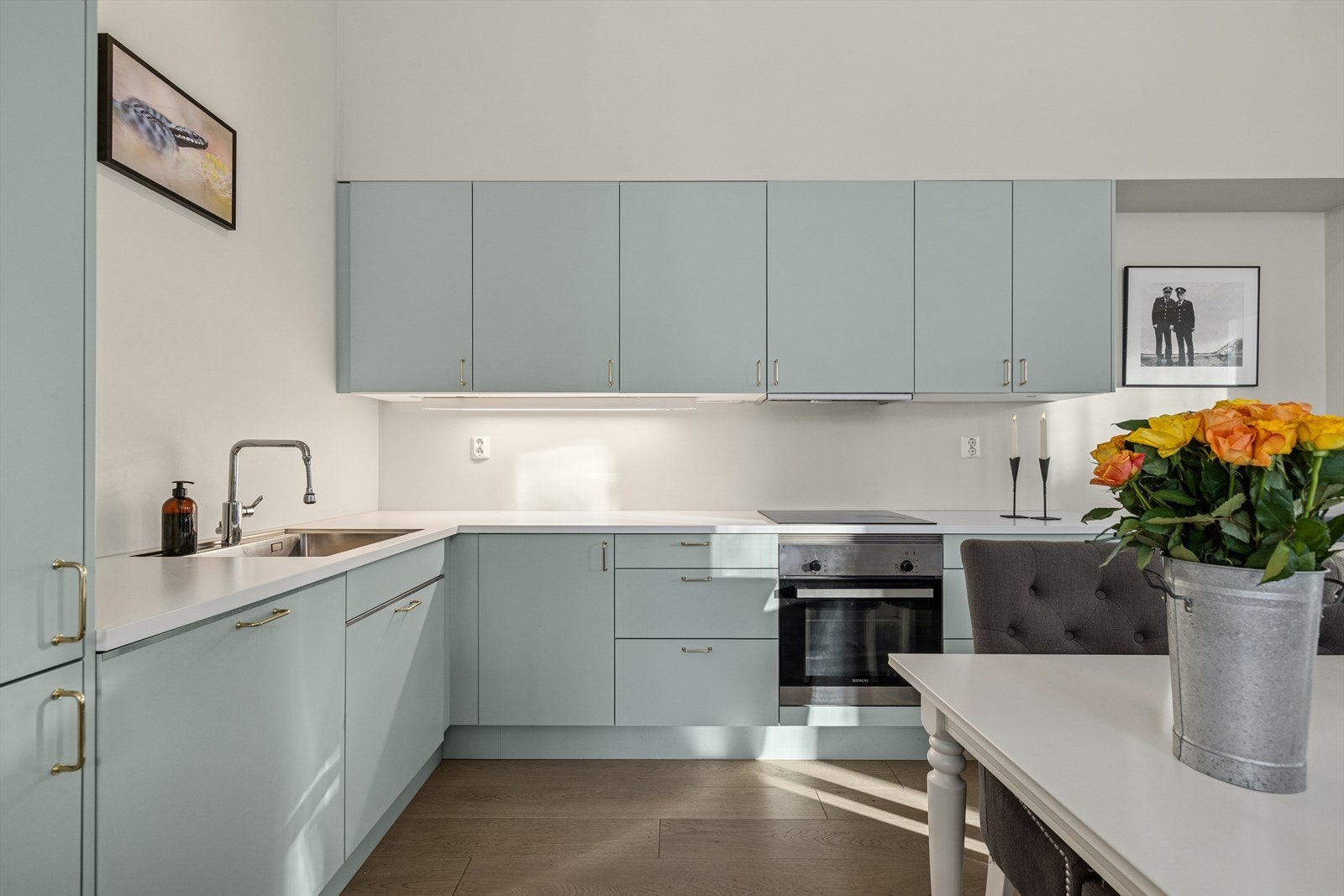 Det flotte kjøkkenet har en åpen og sosial løsning mot stuen med moderne innredning fra Sigdal. Galleribilde