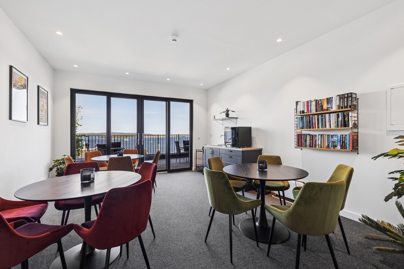 I toppetasjen finnes det et felles selskapslokale og en felles takterrasse med soltribune hvor solen kan nytes til langt på kvelden. Galleribilde