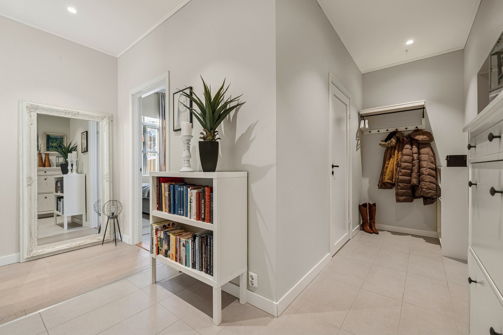 Vel innenfor inngangsdøren møtes man av en romslig og moderne entré. Rommet har flislagt gulv med varme i tillegg til lyse og behagelige farger på vegger og tak. Det er direkte inngang til bod fra entreen med god plass. Galleribilde