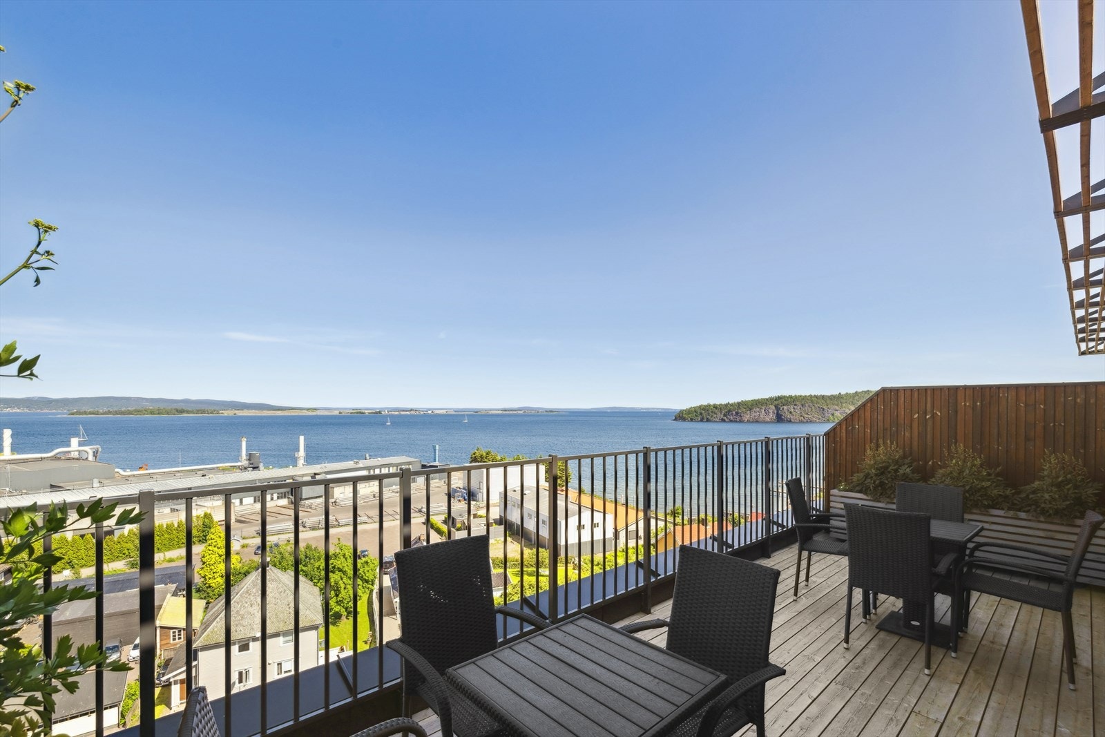 Felles takterrasse med panoramautsikt over fjorden. Galleribilde
