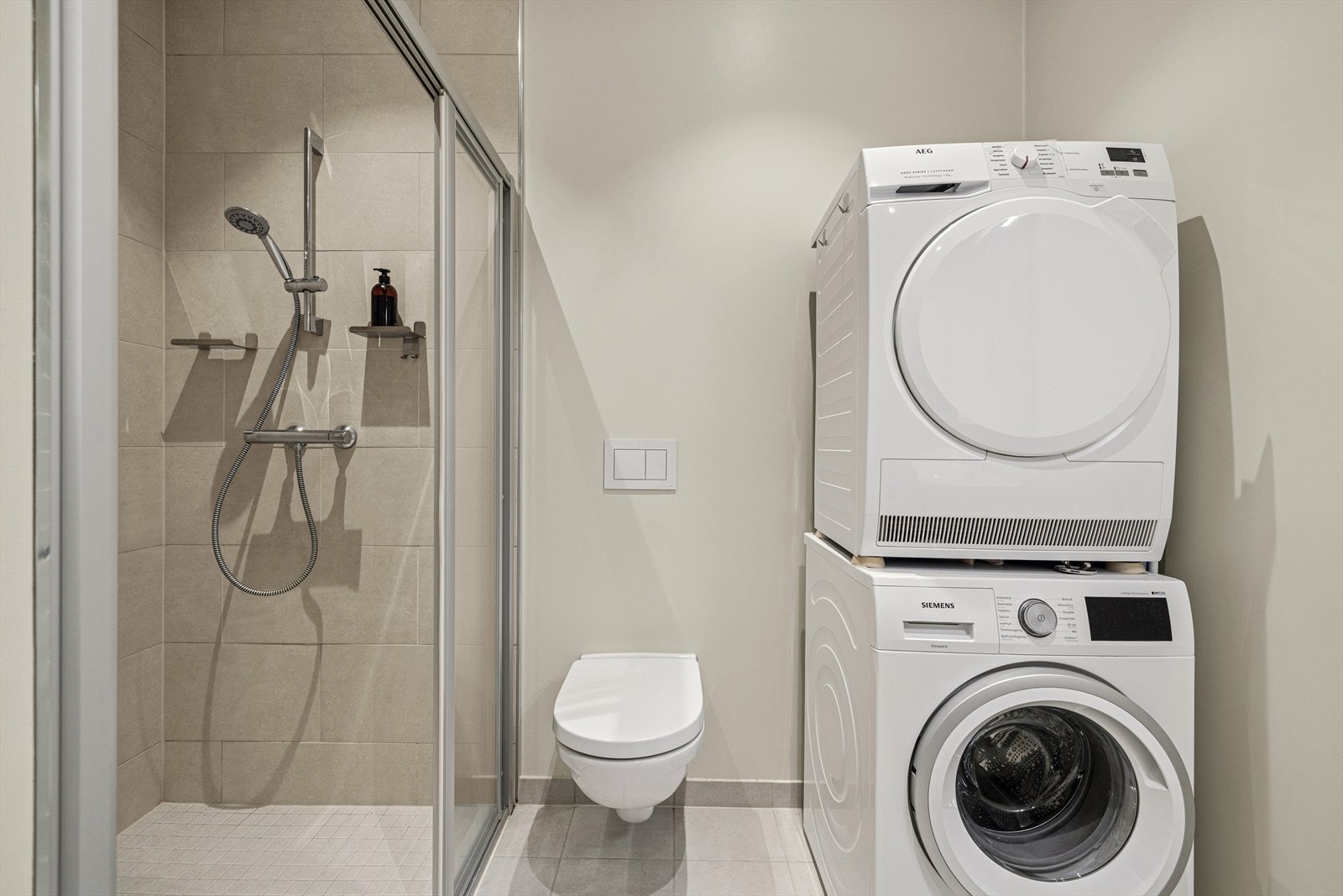 Baderommet er pent innredet med en stor baderomsinnredning fra Sigdal med skuffeseksjon og nedfelt servant, speil, vegghengt toalett, opplegg for vaskemaskin og tørketrommel. Det er en stor og flott dusnisje med skyvbar glassdør. Galleribilde