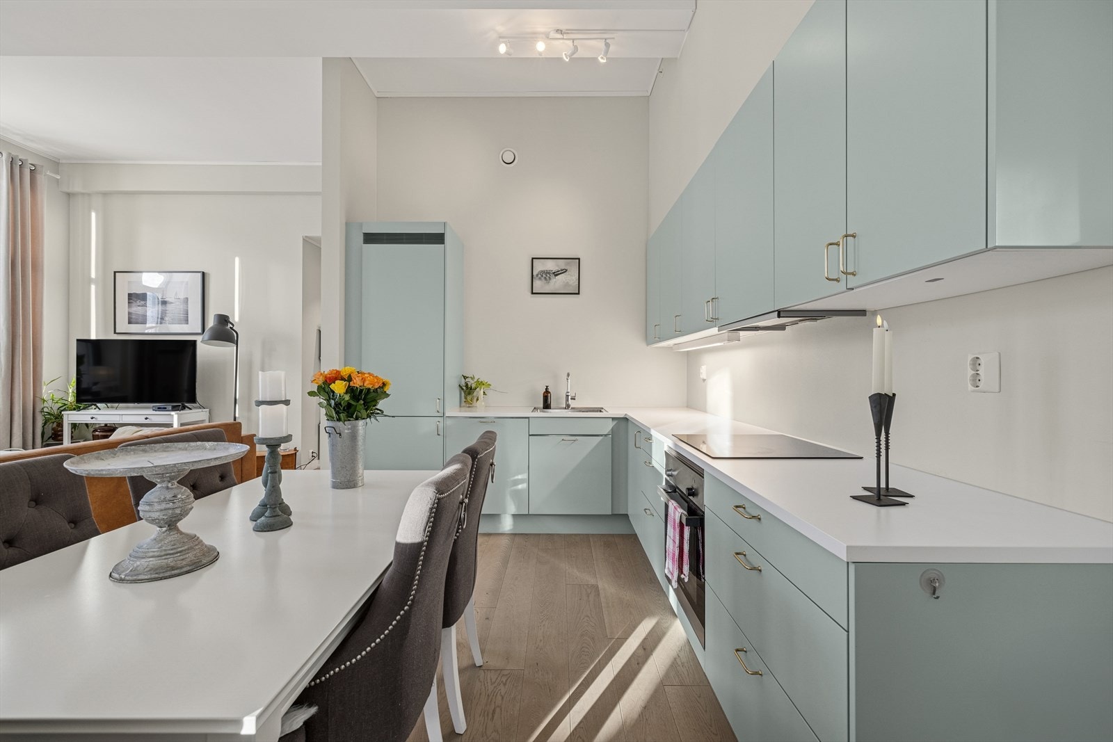 Kjøkkenet byr på flere flotte detaljer som integrerte hvitevarer fra Siemens, overskap, god benkeplass og fine løsninger for oppbevaring. Galleribilde