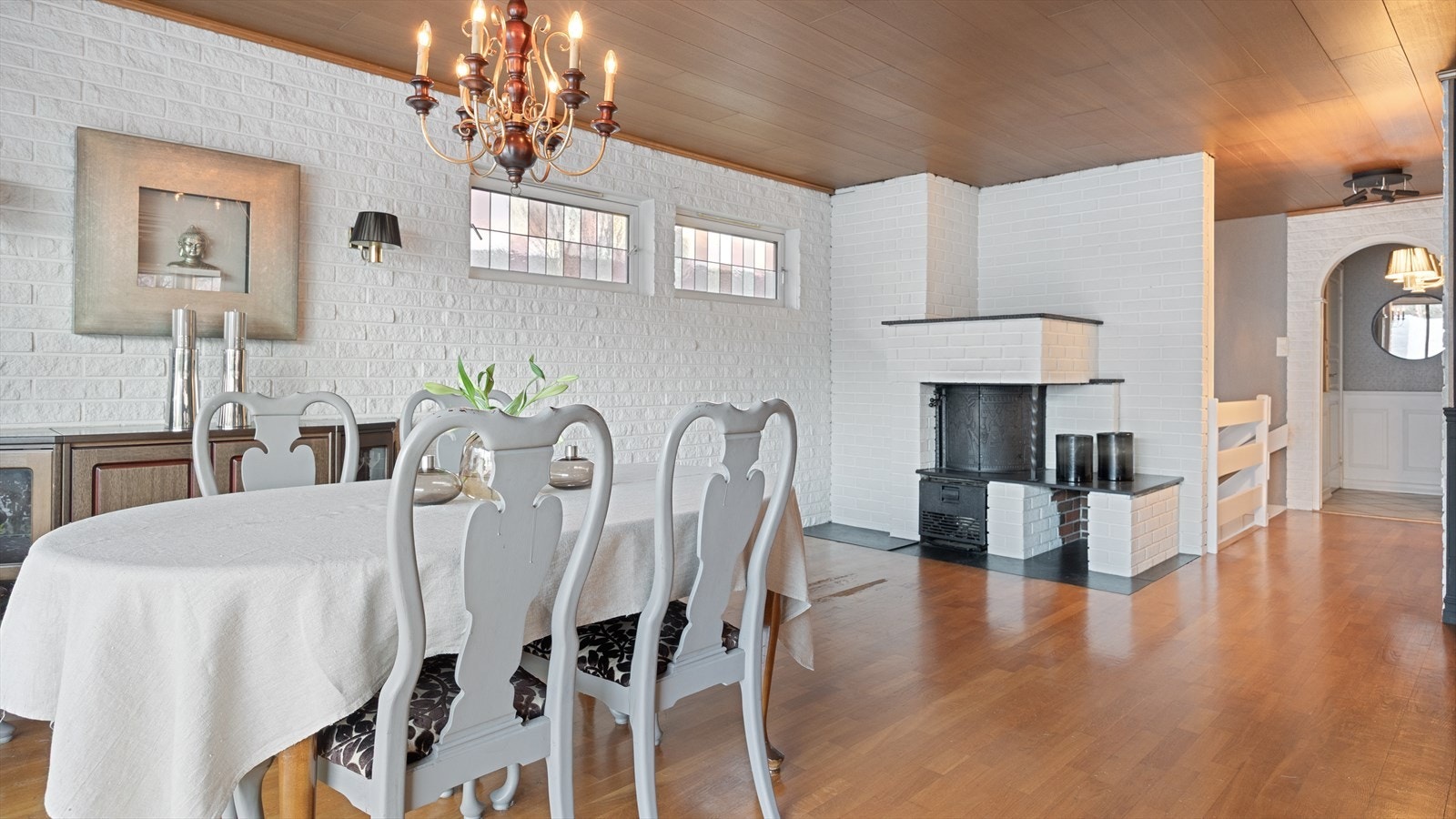 I stuen er det gode oppvarmingsmuligheter med vedovn og varmepumpe. Galleribilde