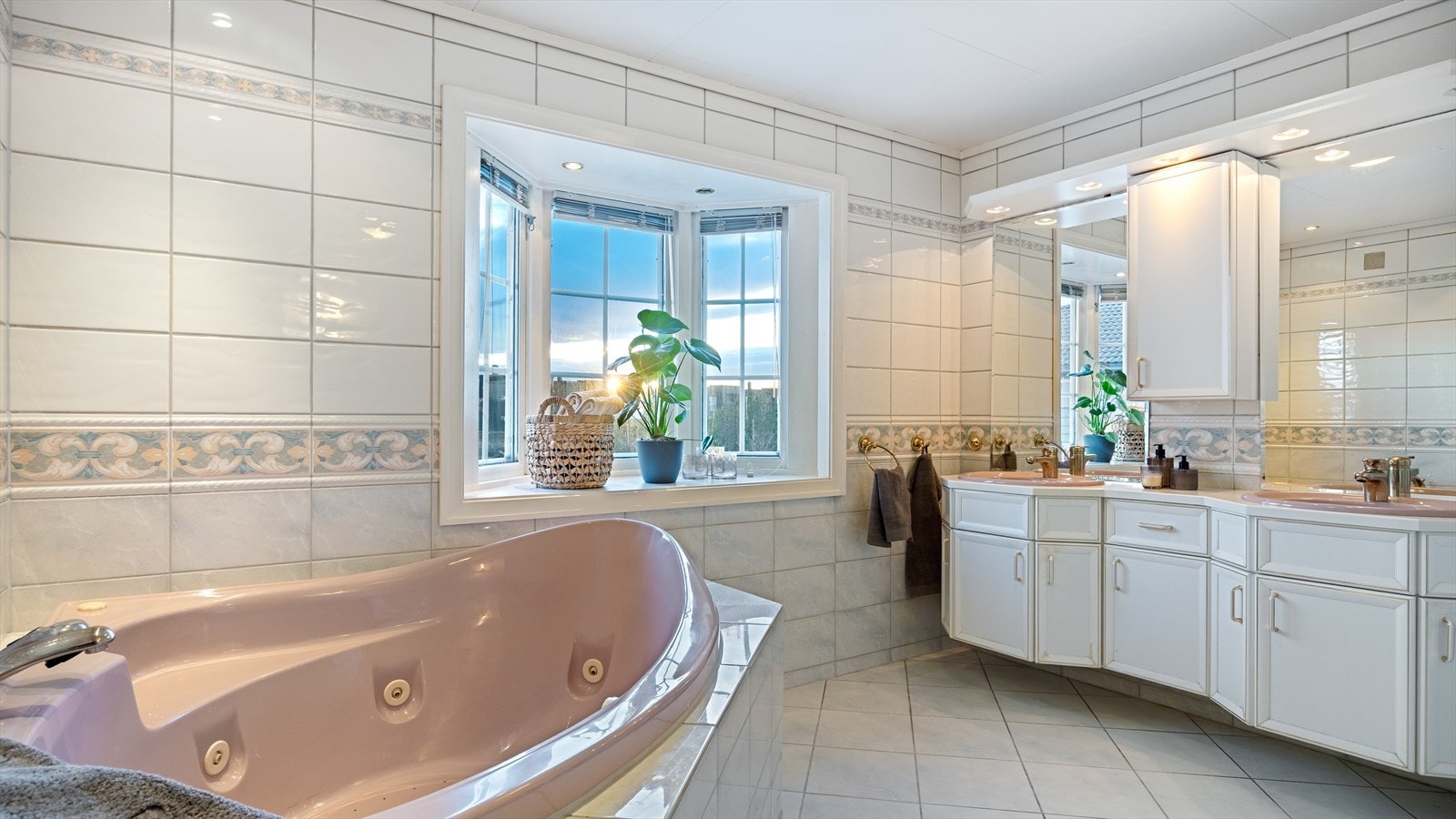 Helfliset bad ,og det er selvfølgelig varmekabler i gulvet Galleribilde