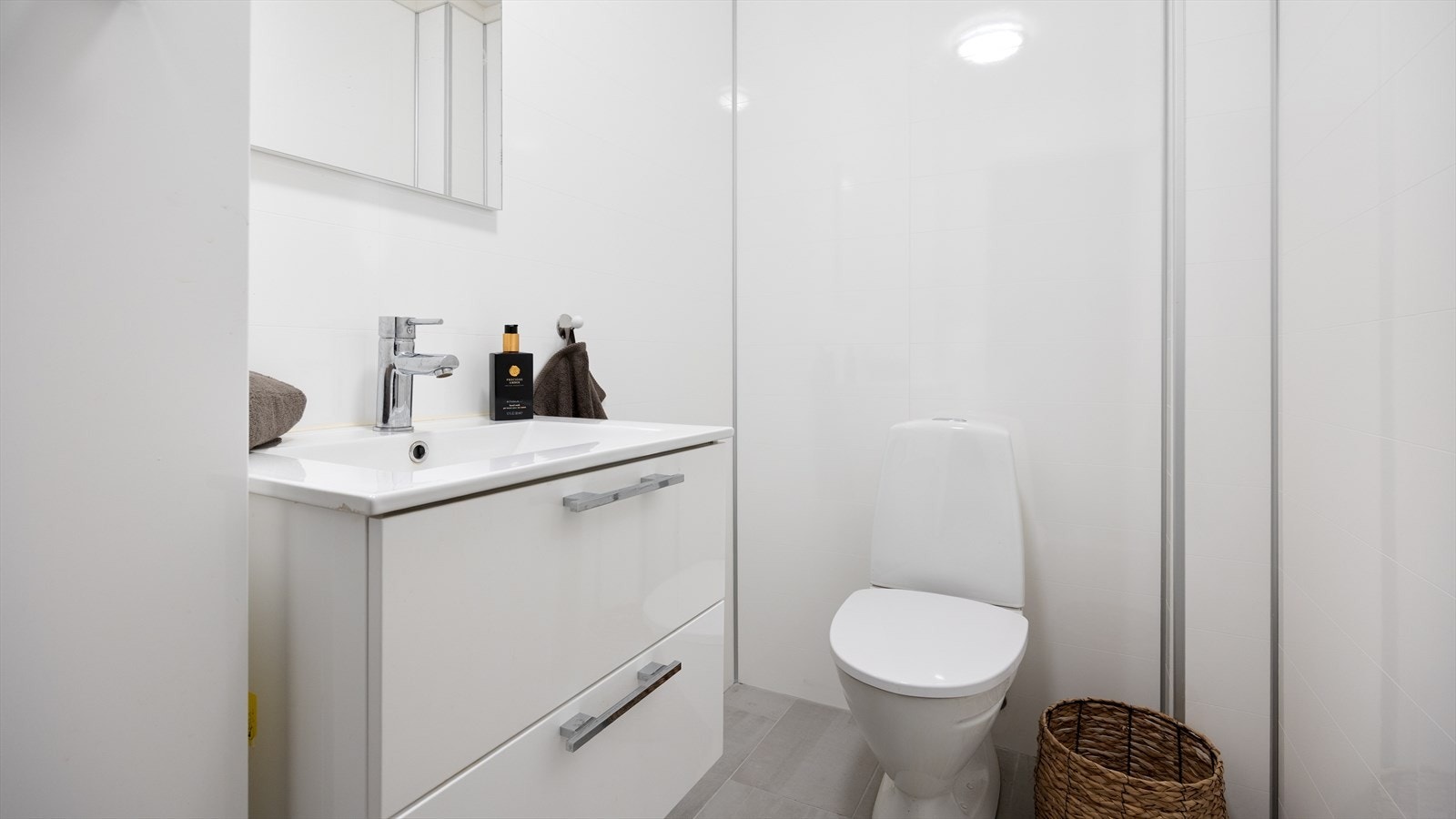 Toalettrom som måler 2,70 m², badet er innredet med servant og toalett og skap. Galleribilde