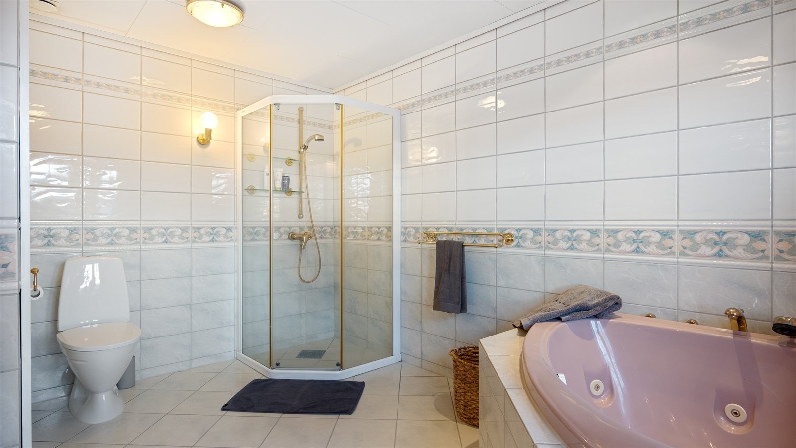 Badet er på hhv 10,8m². Galleribilde