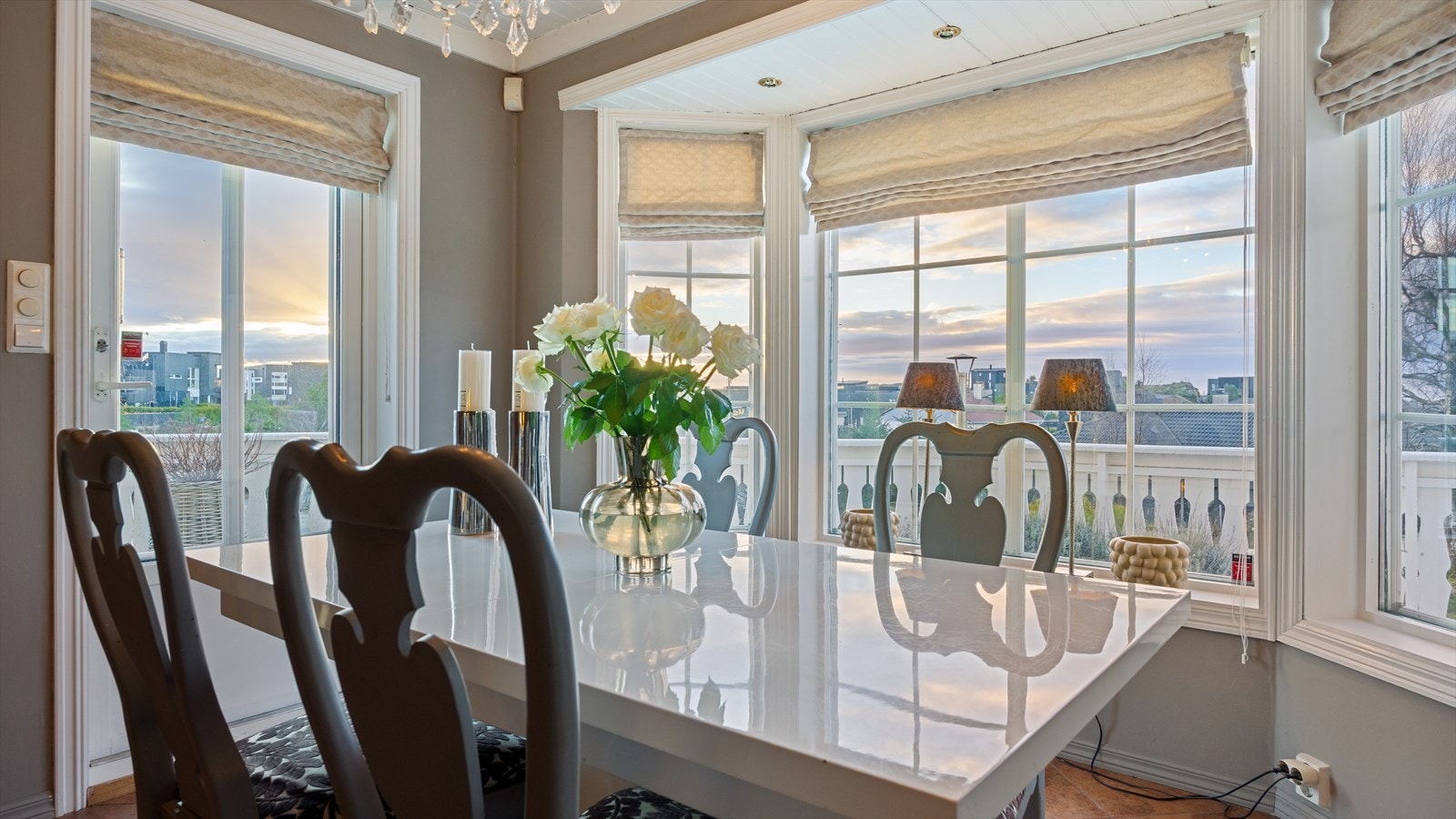 Ved kjøkkenet er det god plass til spisegruppe med en nydelig utsikt Galleribilde