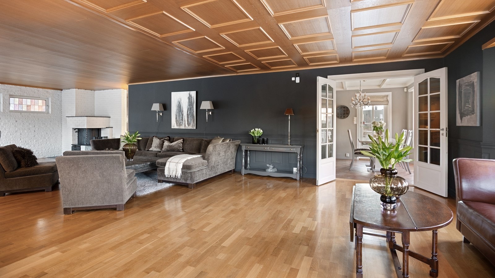 Stuen er romslig og har gode møbleringsmuligheter Galleribilde