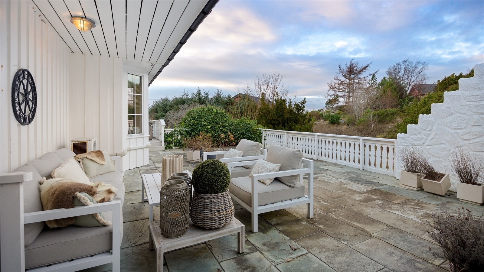Terrasse på baksiden av huset som er skjermet, god plass til utemøbler og grill Galleribilde